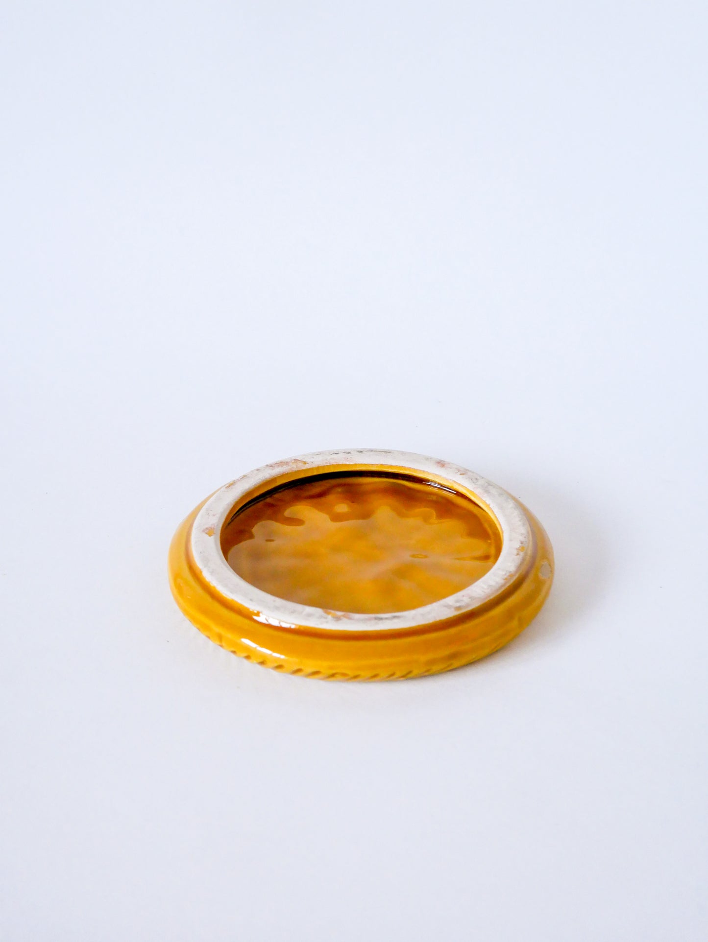 Dessous de bouteille en barbotine jaune effet tressé, 1960