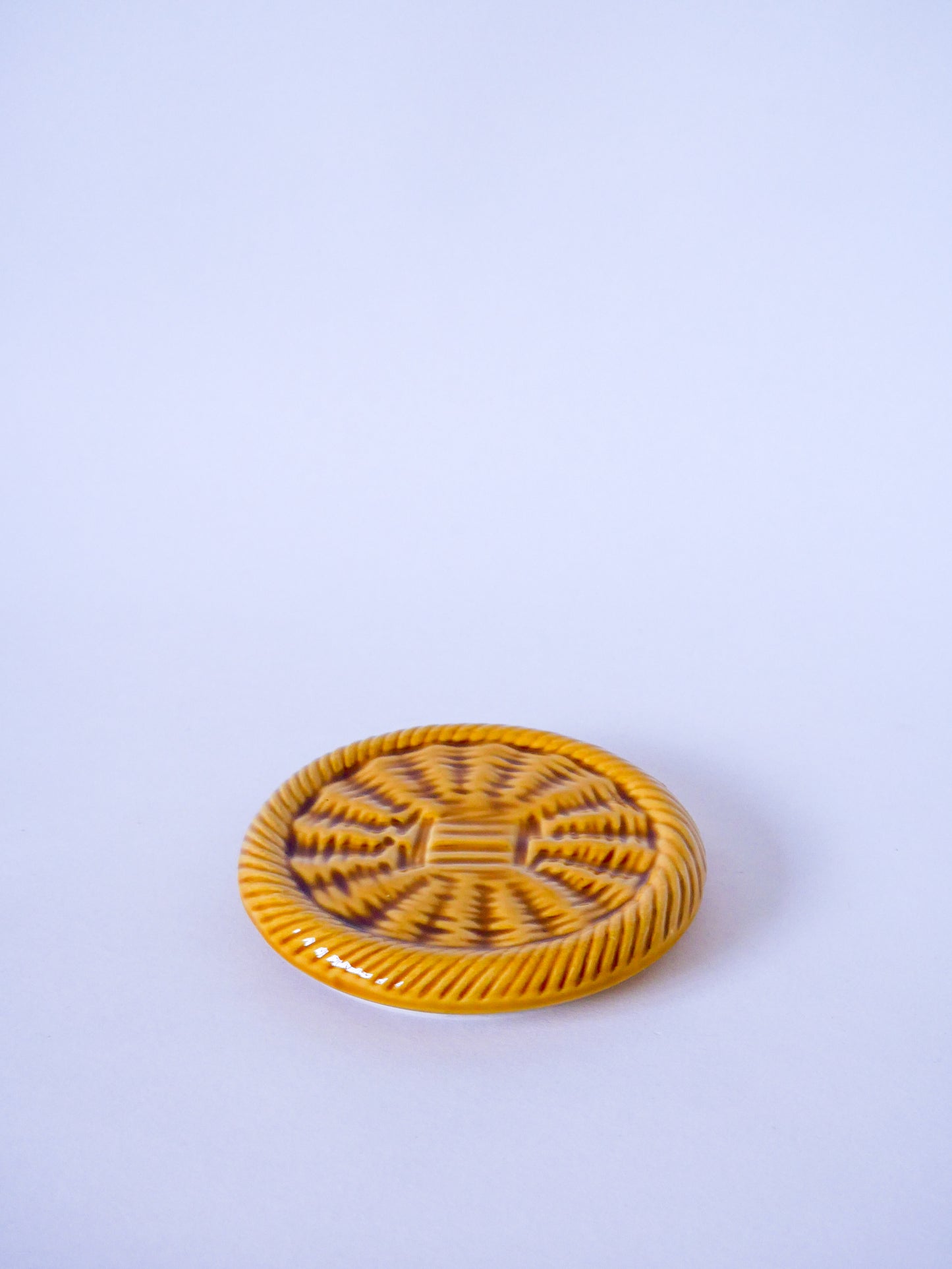 Dessous de bouteille en barbotine jaune effet tressé, 1960