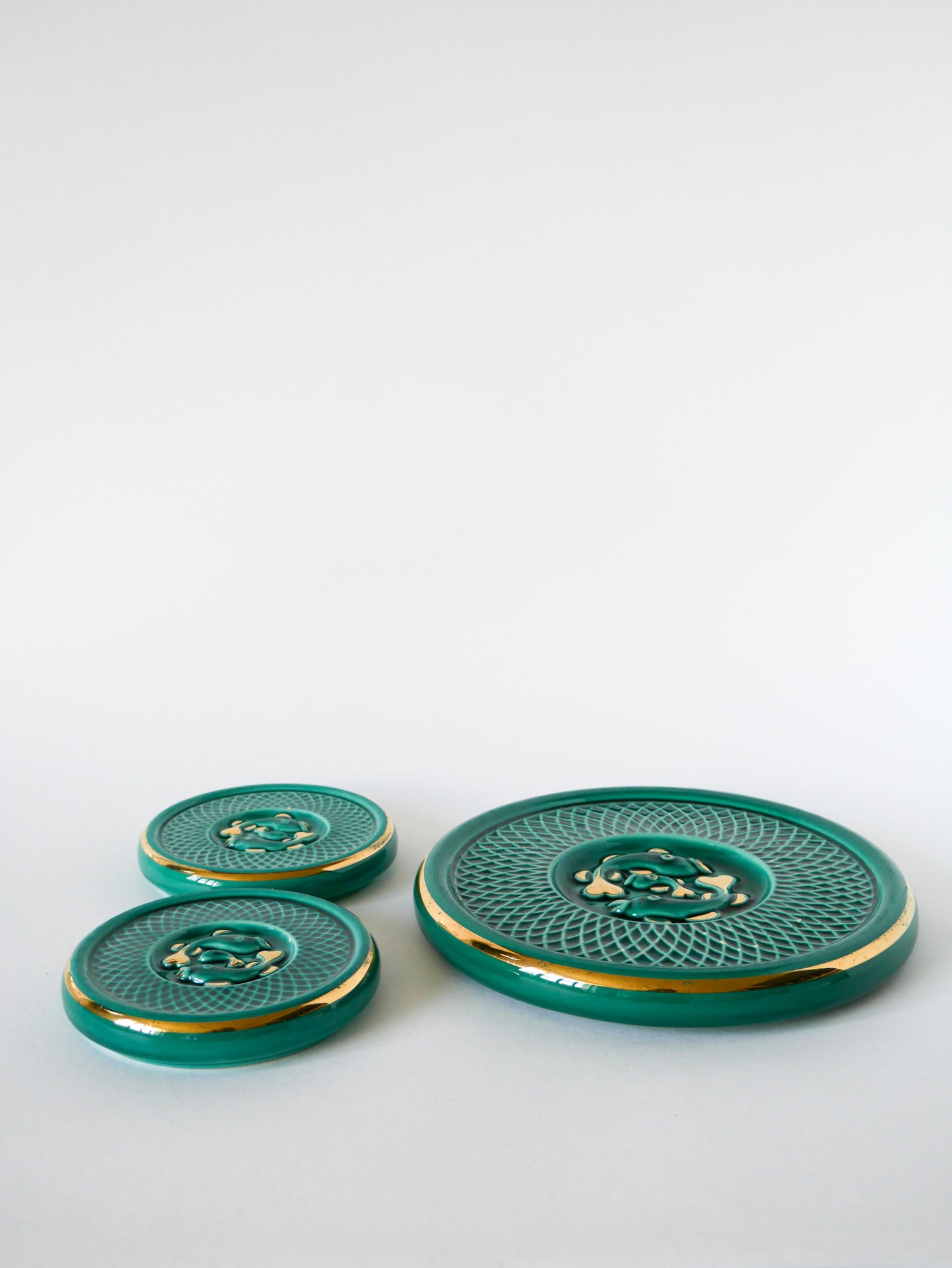 Ensemble dessous de plat et dessous de verre en barbotine Vert & Doré, modèle Poisson, 1960