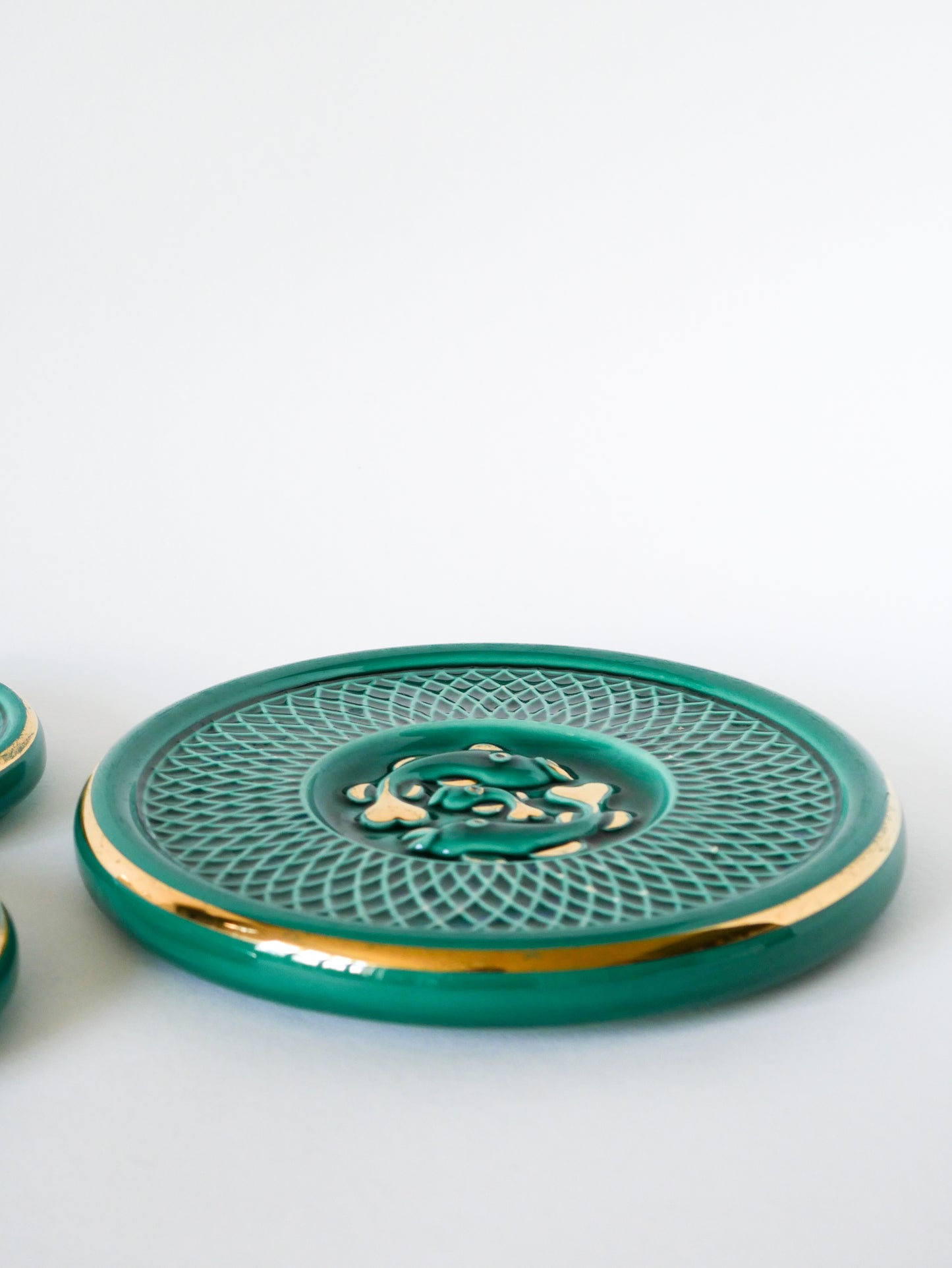 Ensemble dessous de plat et dessous de verre en barbotine Vert & Doré, modèle Poisson, 1960