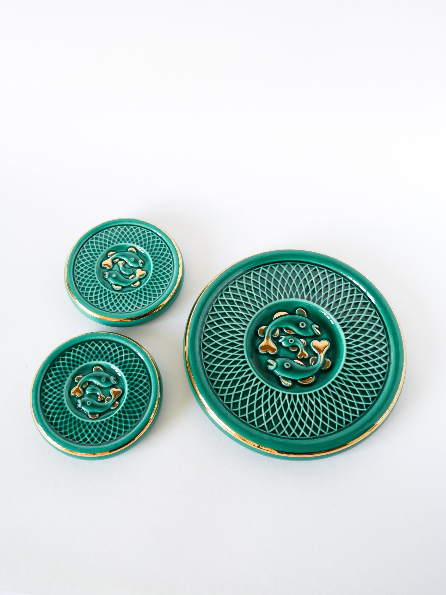 Ensemble dessous de plat et dessous de verre en barbotine Vert & Doré, modèle Poisson, 1960