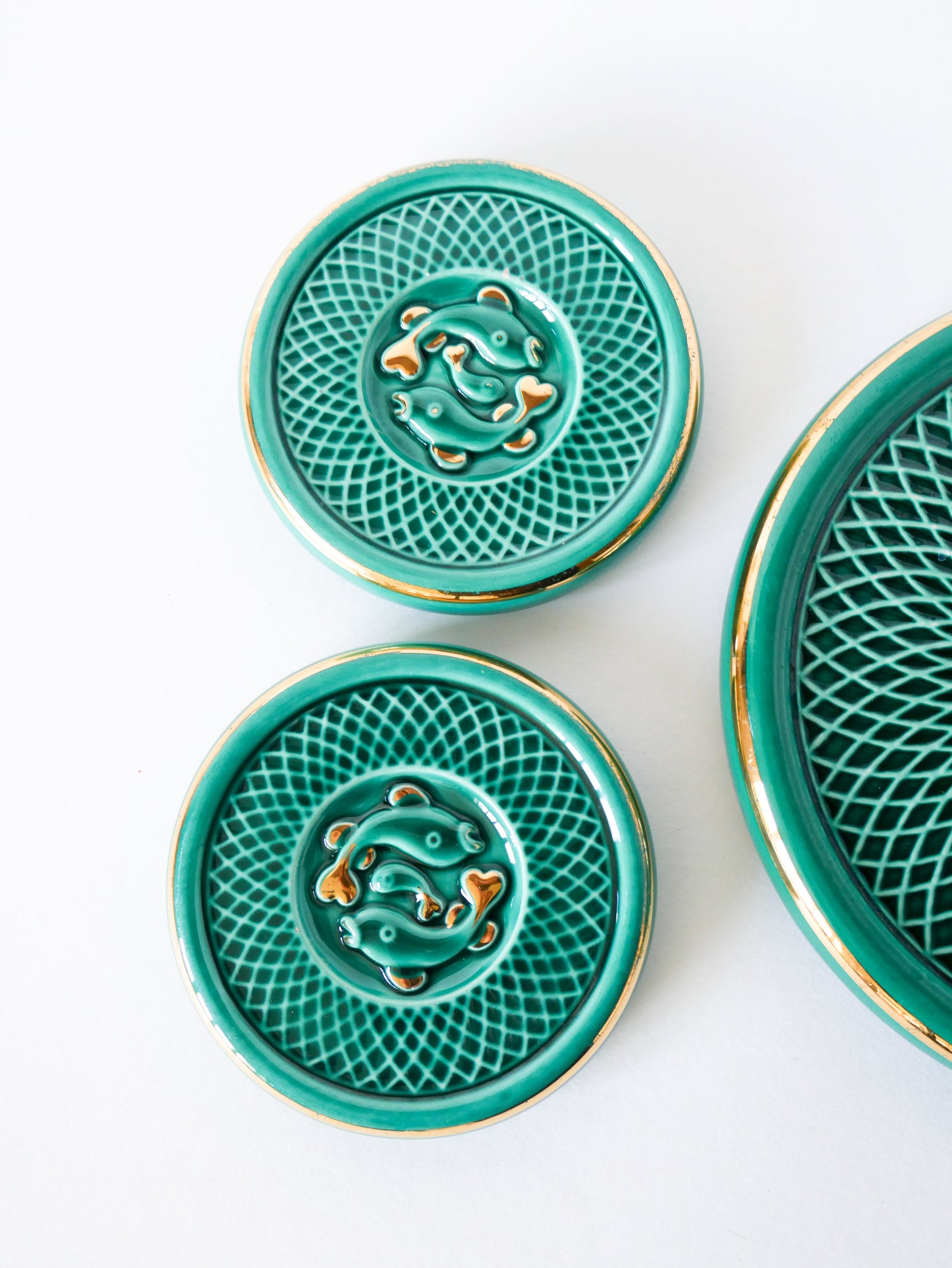 Ensemble dessous de plat et dessous de verre en barbotine Vert & Doré, modèle Poisson, 1960
