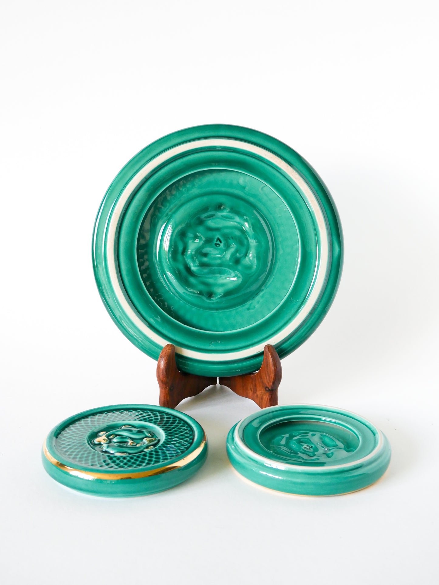 Ensemble dessous de plat et dessous de verre en barbotine Vert & Doré, modèle Poisson, 1960