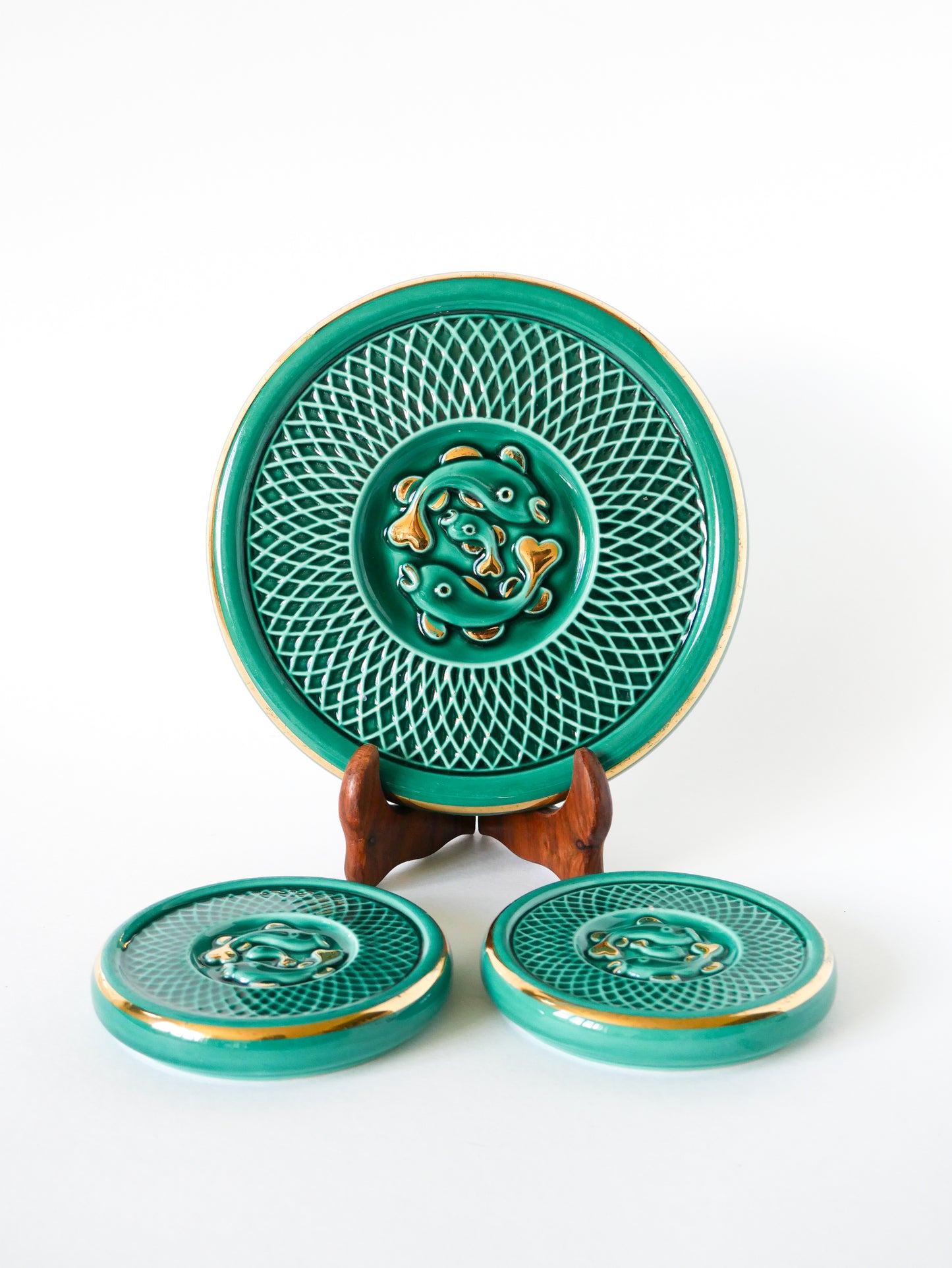 Ensemble dessous de plat et dessous de verre en barbotine Vert & Doré, modèle Poisson, 1960