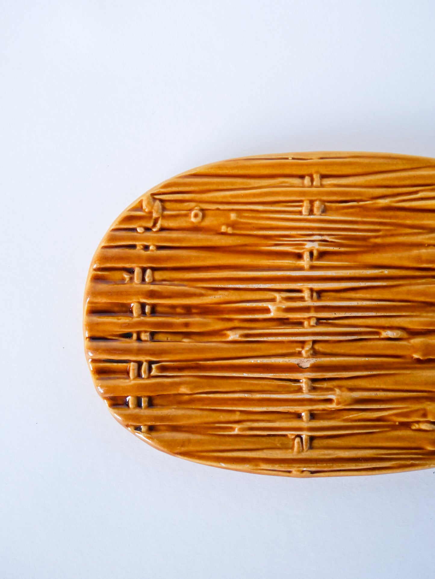 Dessous de plat en barbotine tissée, effet Rotin, Made in France, 1970