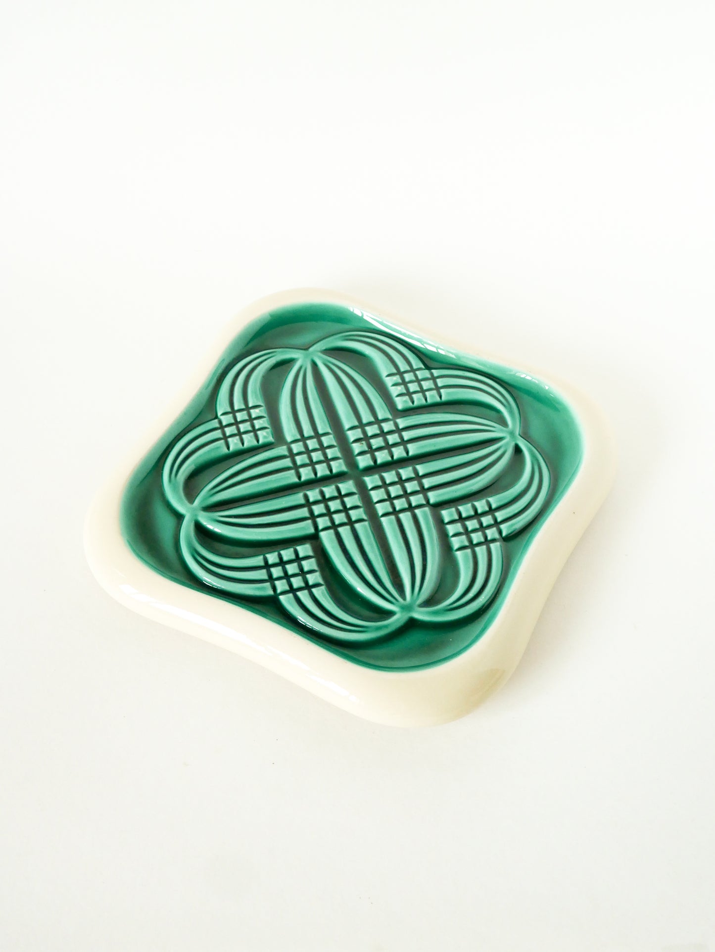 Dessous de plat carré en barbotine Gien modèle Rosaces, Design, 1960