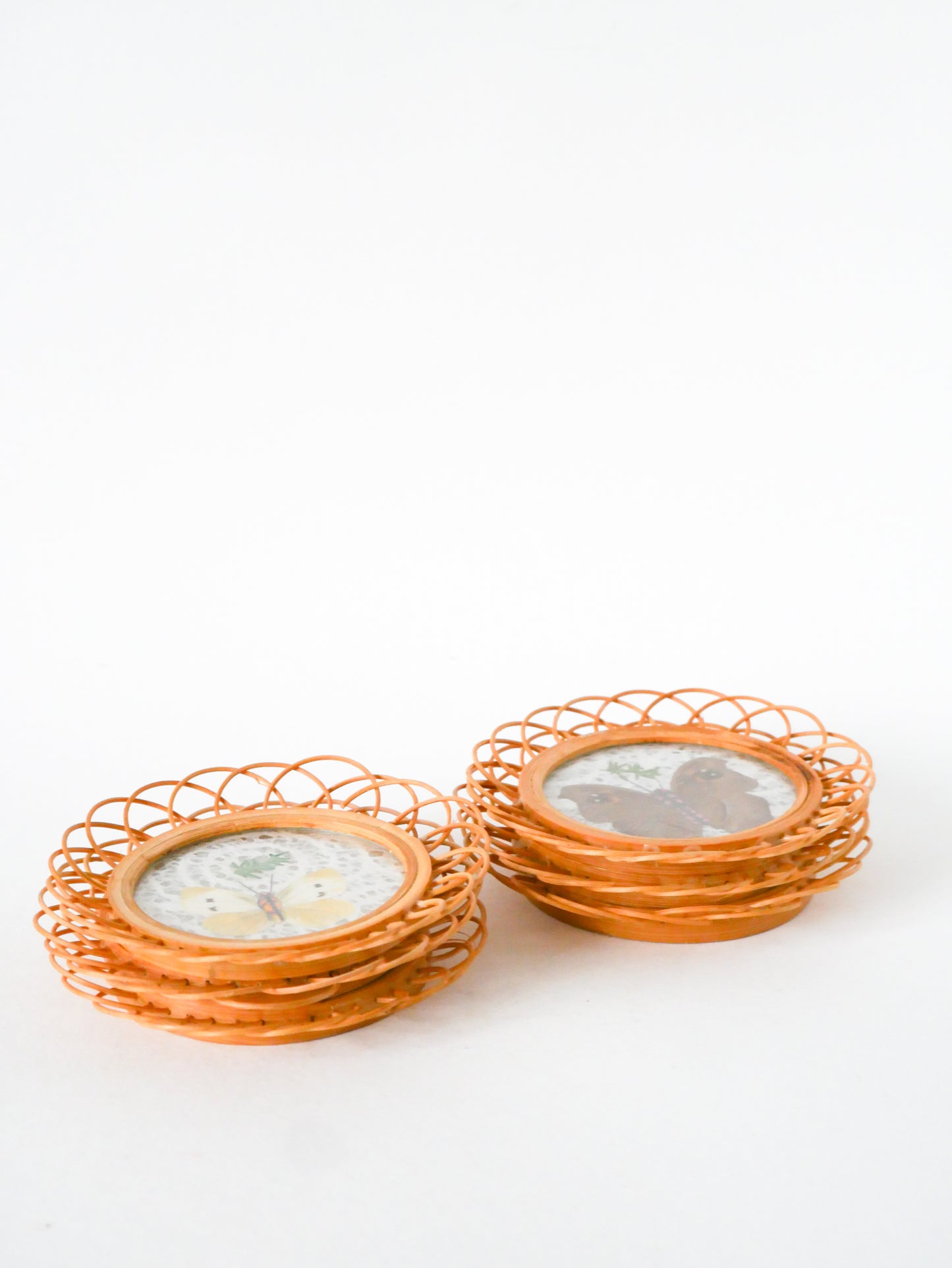 Ensemble de 6 dessous de verrres en bambou, forme Fleurs et motifs papillons, 1960