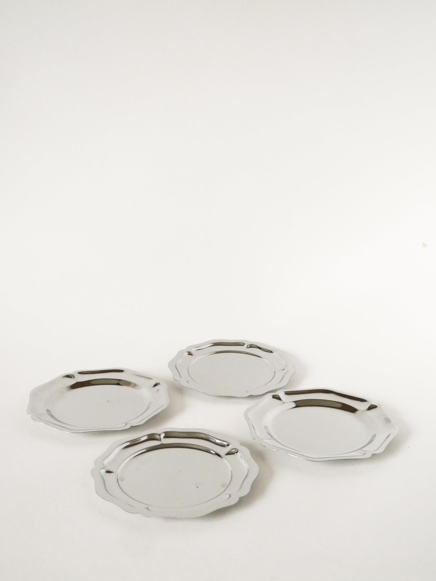 Ensemble de 4 dessous de bouteilles dentelés en inox, Design, 1970