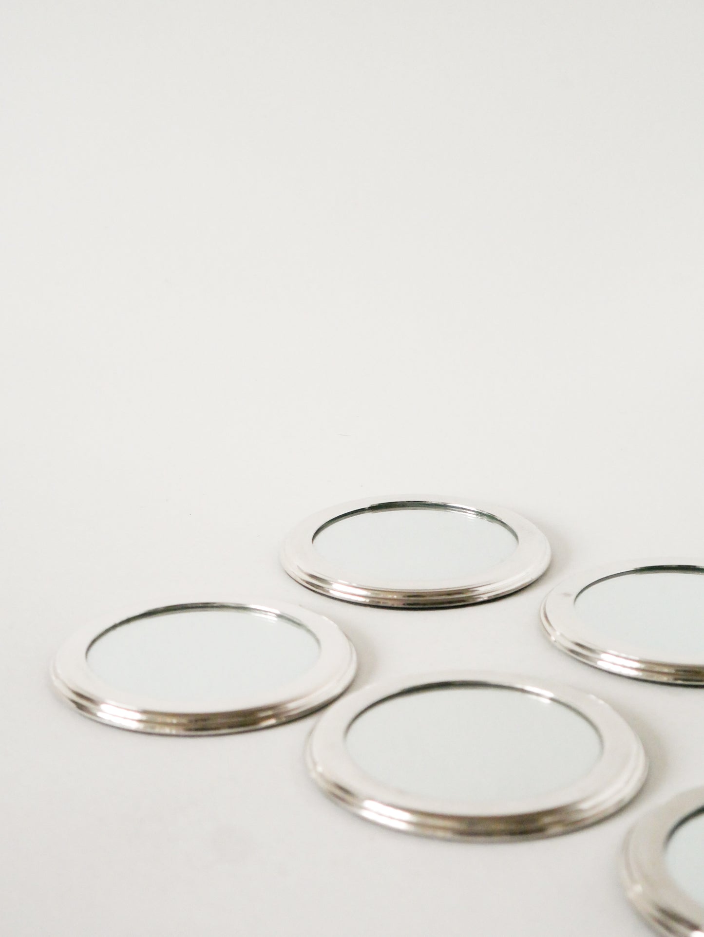 Ensemble de 7 dessous de verrres miroirs en chrome, dessous en suédine, Design, 1970