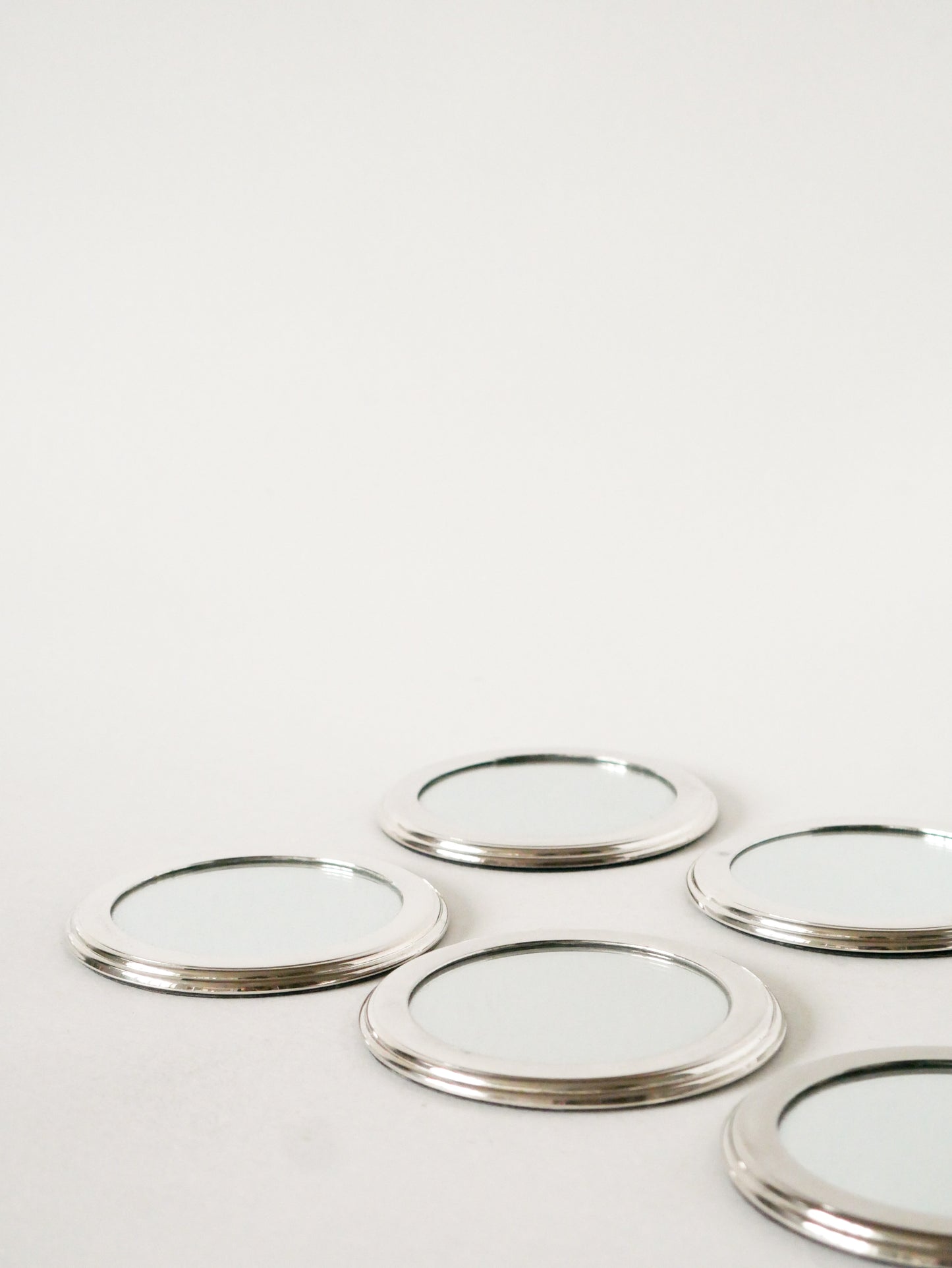 Ensemble de 7 dessous de verrres miroirs en chrome, dessous en suédine, Design, 1970