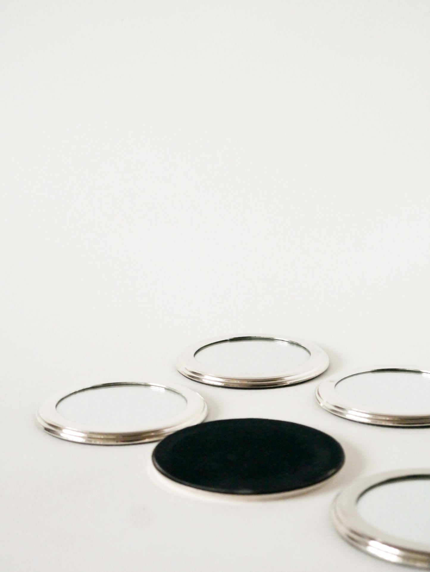 Ensemble de 7 dessous de verrres miroirs en chrome, dessous en suédine, Design, 1970