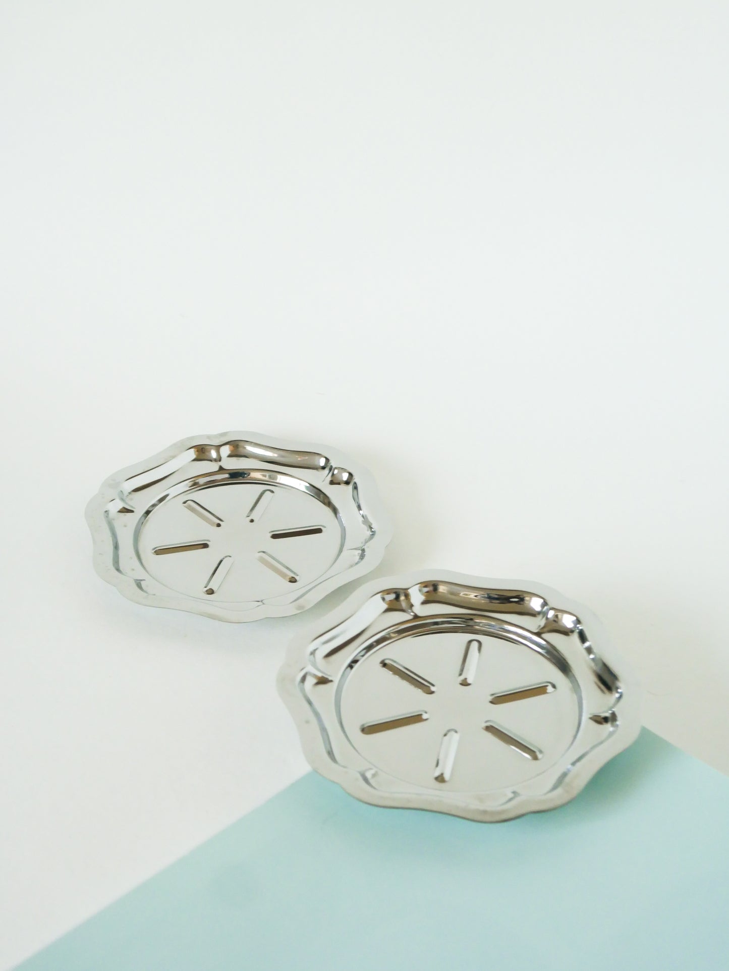 Paire de dessous de bouteilles en inox, Forme Fleurs, Design, 1970
