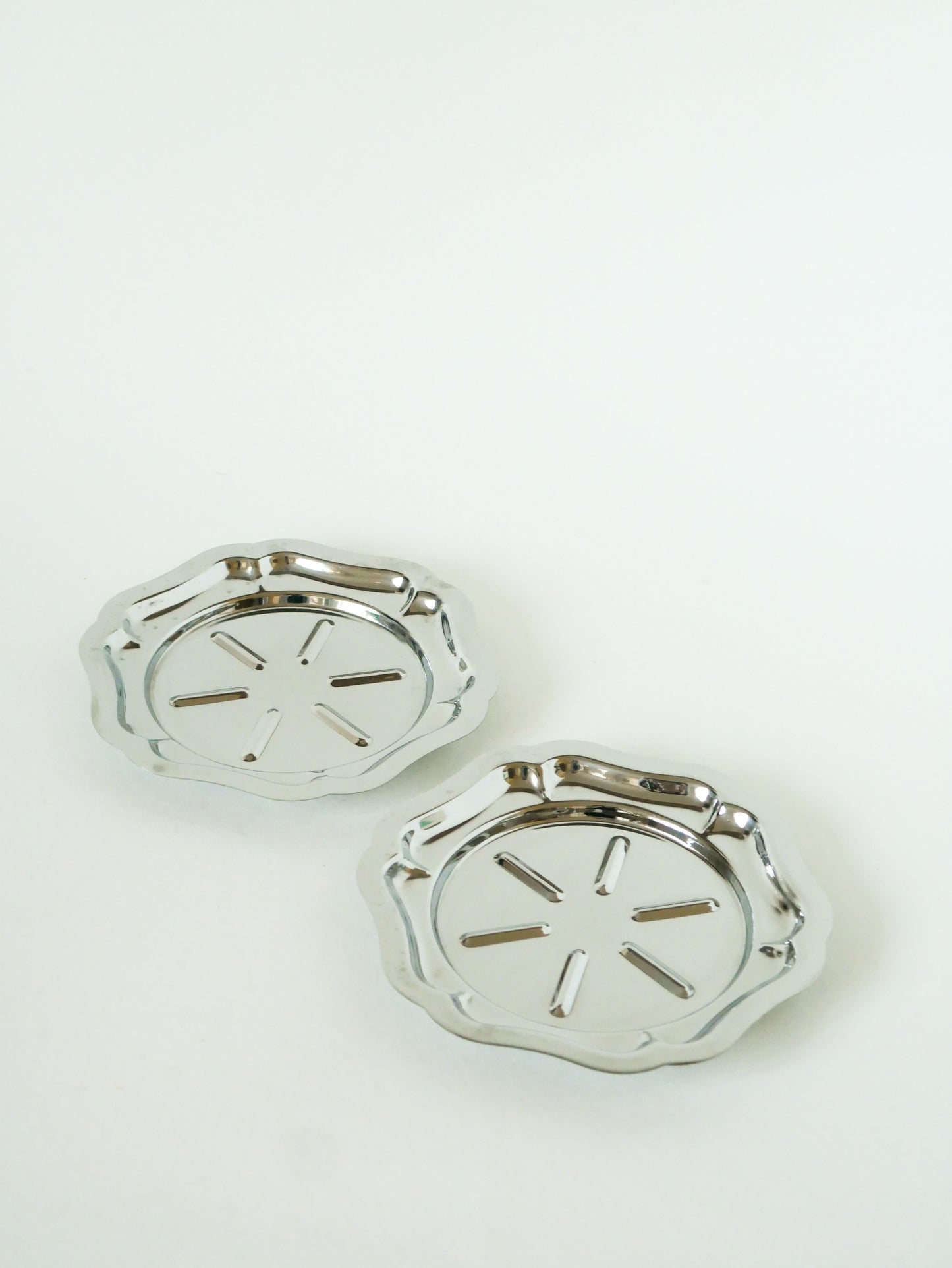 Paire de dessous de bouteilles en inox, Forme Fleurs, Design, 1970