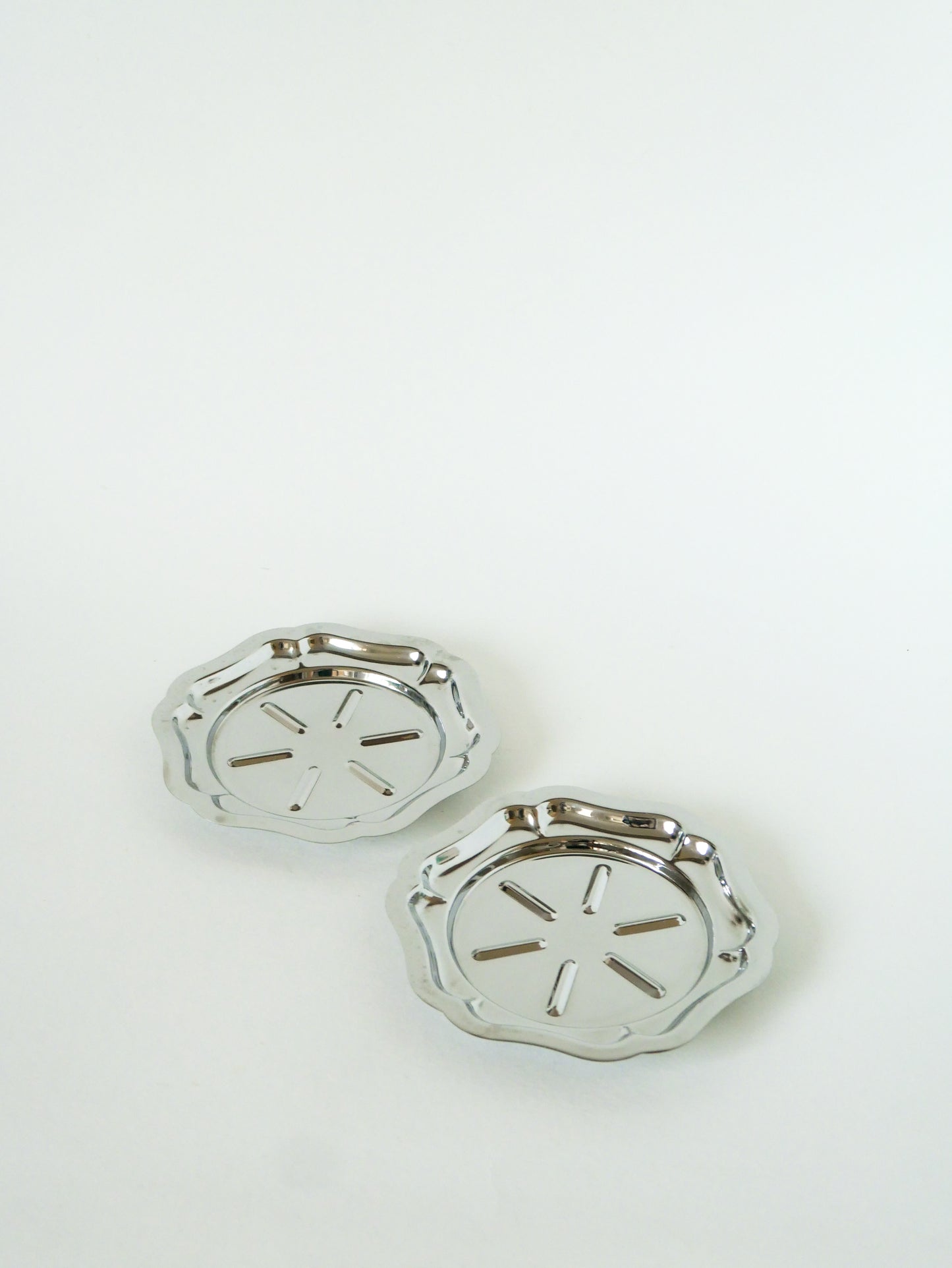 Paire de dessous de bouteilles en inox, Forme Fleurs, Design, 1970