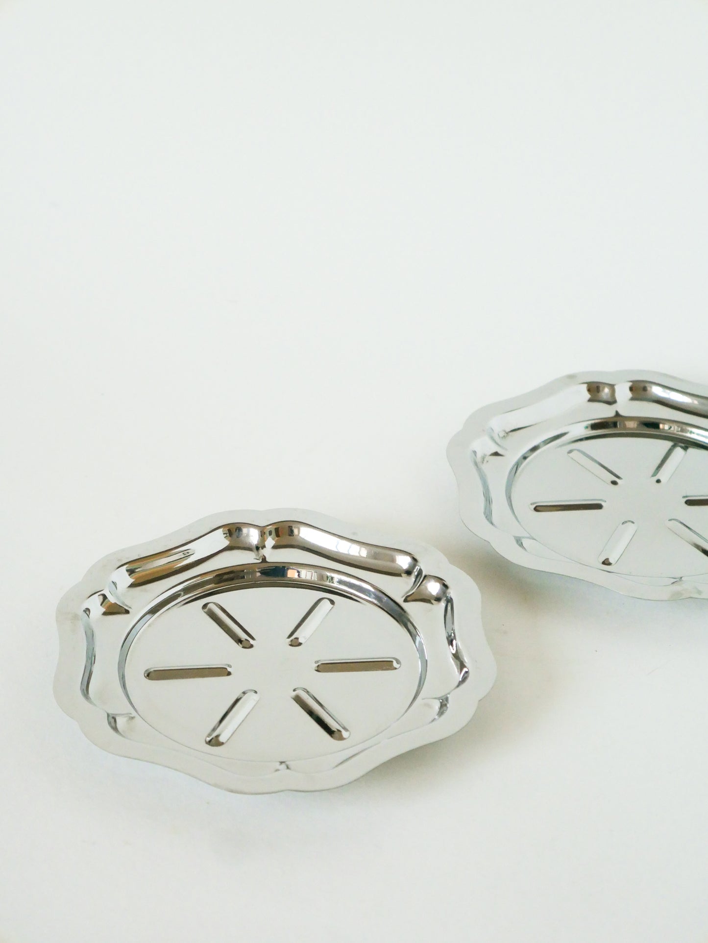 Paire de dessous de bouteilles en inox, Forme Fleurs, Design, 1970