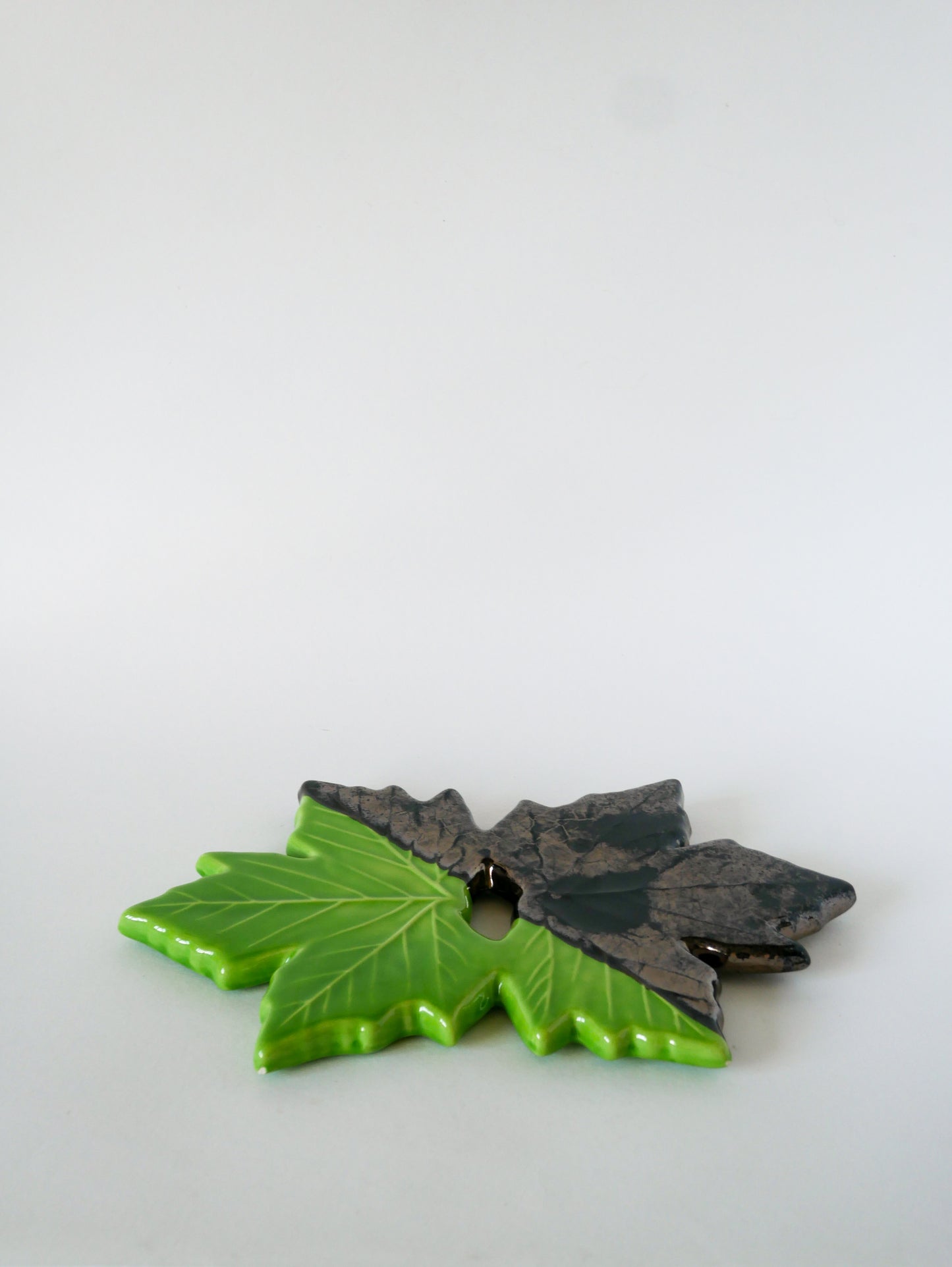 Grand dessous de plat en barbotine bicolore, Vert & Noir, 1960