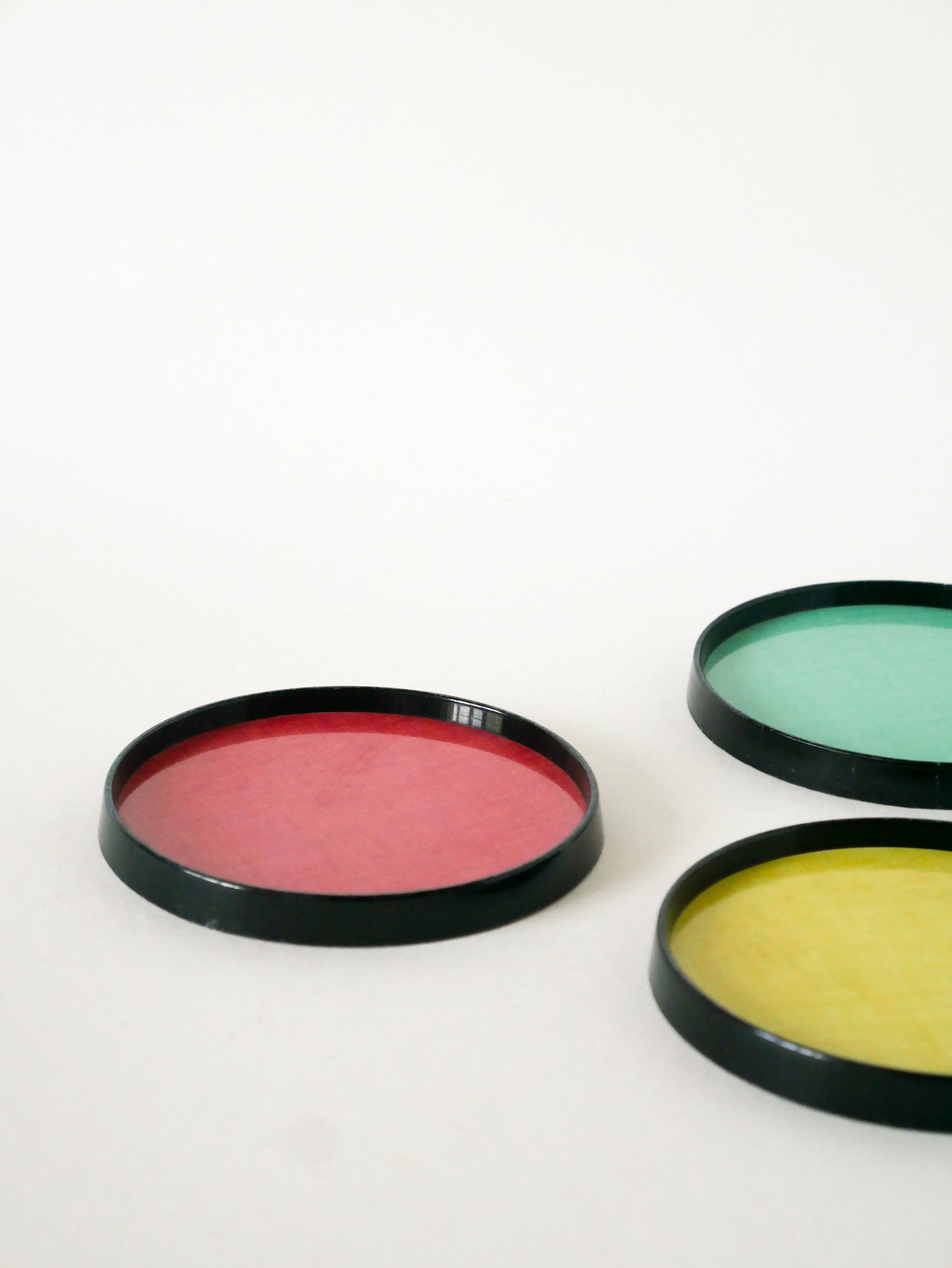 Trio de dessous de bouteilles en plastique et formica, Tricolore, 1970