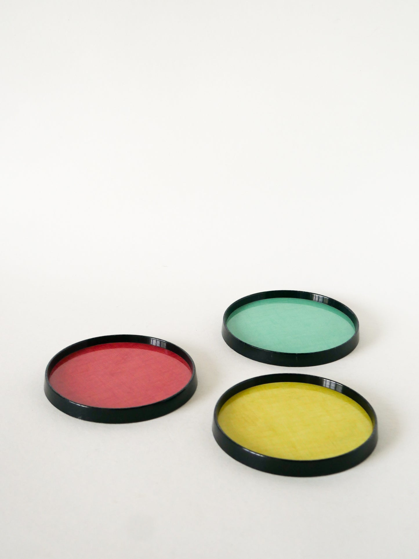 Trio de dessous de bouteilles en plastique et formica, Tricolore, 1970