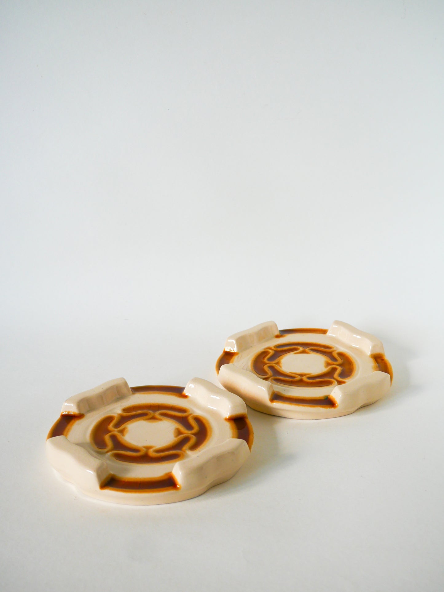 Paire de dessous de bouteilles en céramique, Jaune, 1930