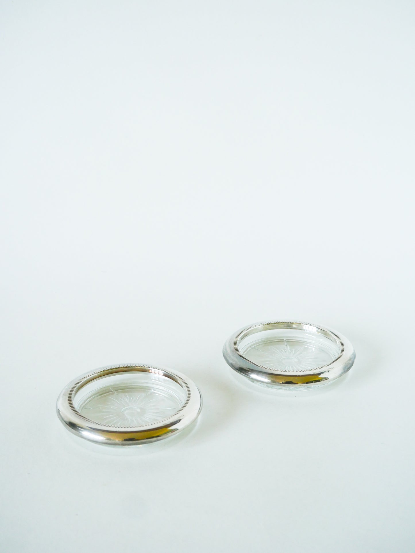 Paire de dessous de bouteille, en verre & chrome, 1950