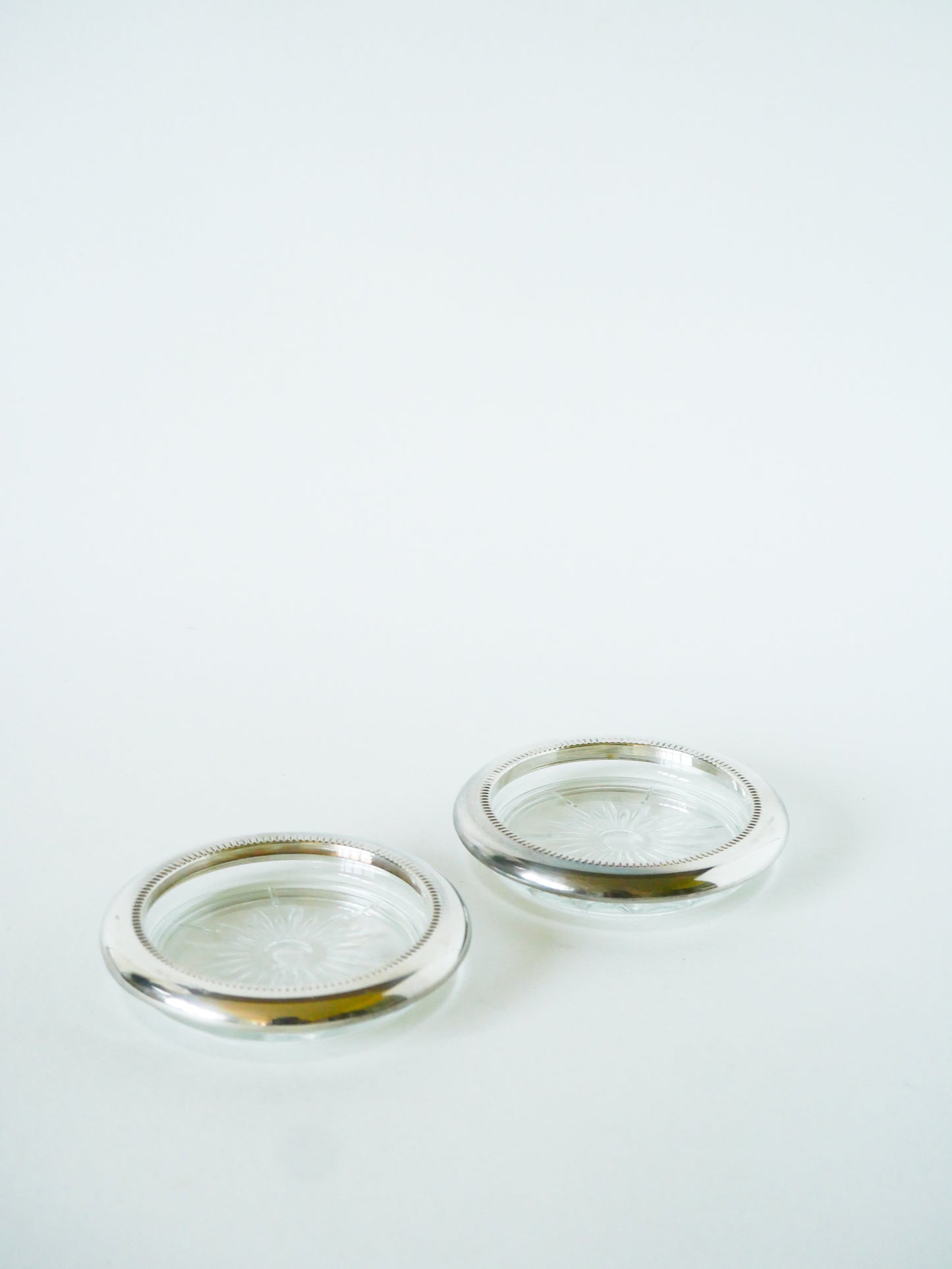 Paire de dessous de bouteille, en verre & chrome, 1950