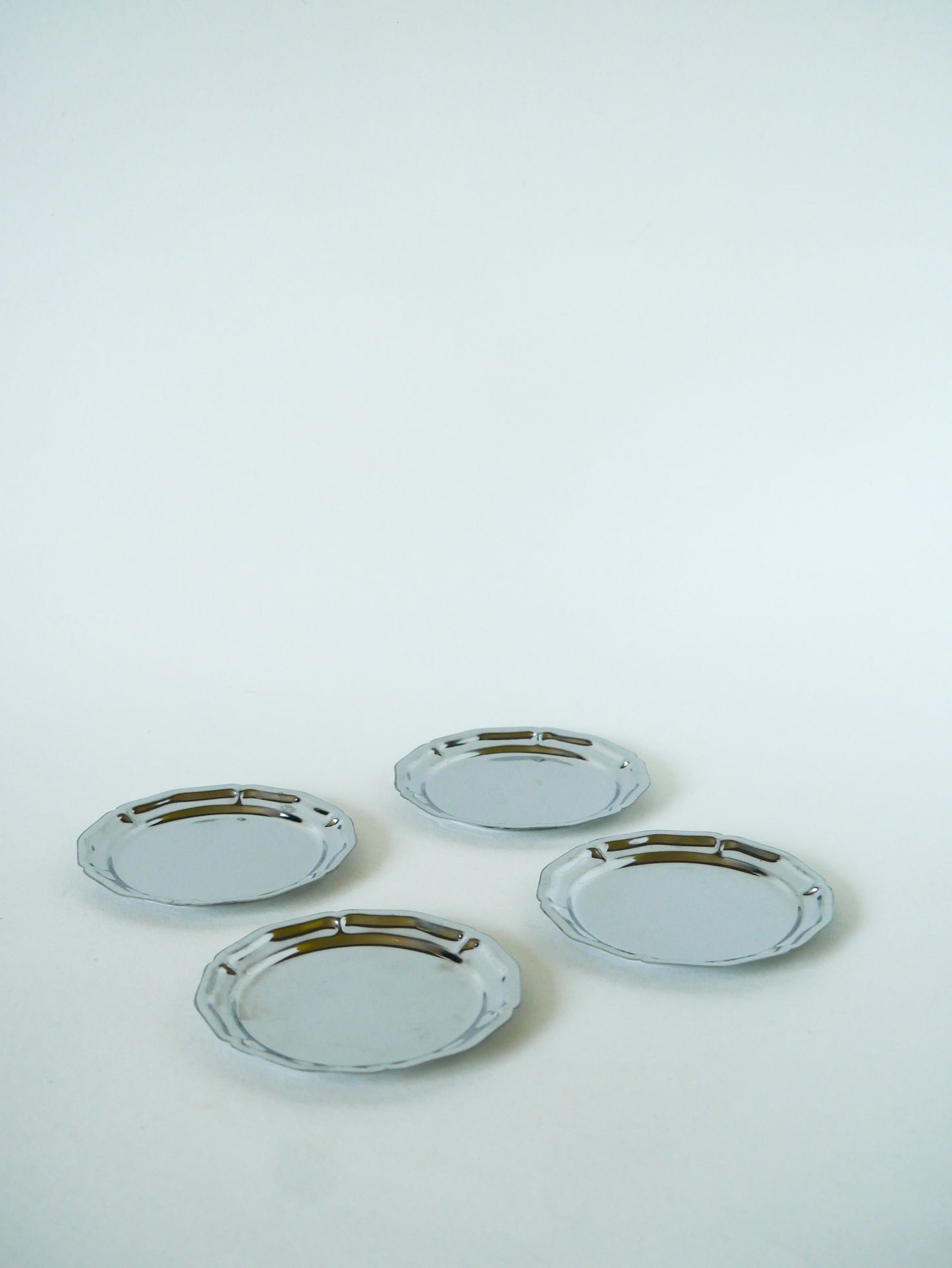 Lot de 4 dessous de verres en inox, dentelés, 1970