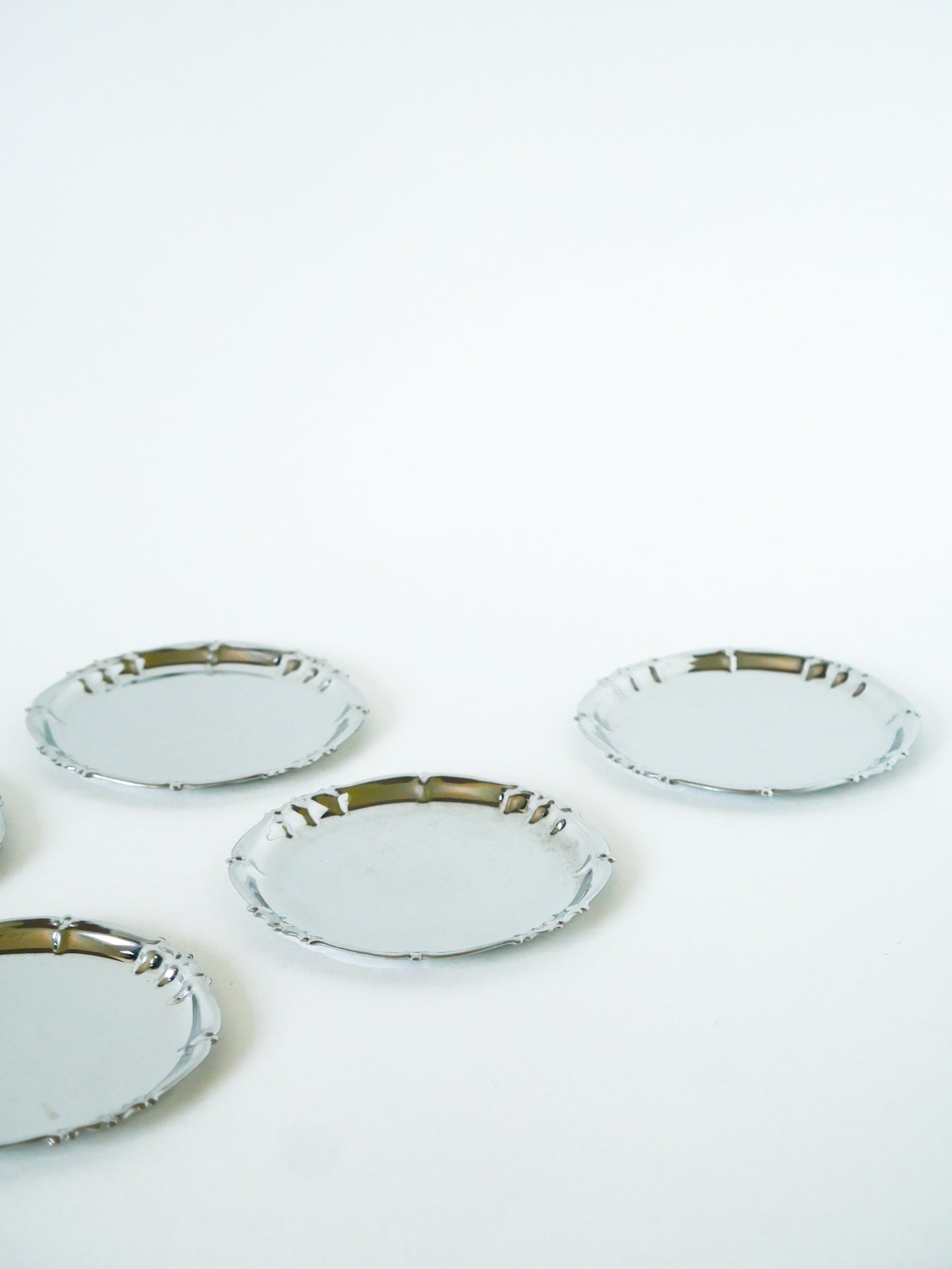 Lot de 5 dessous de verres dentelés en inox, 1970
