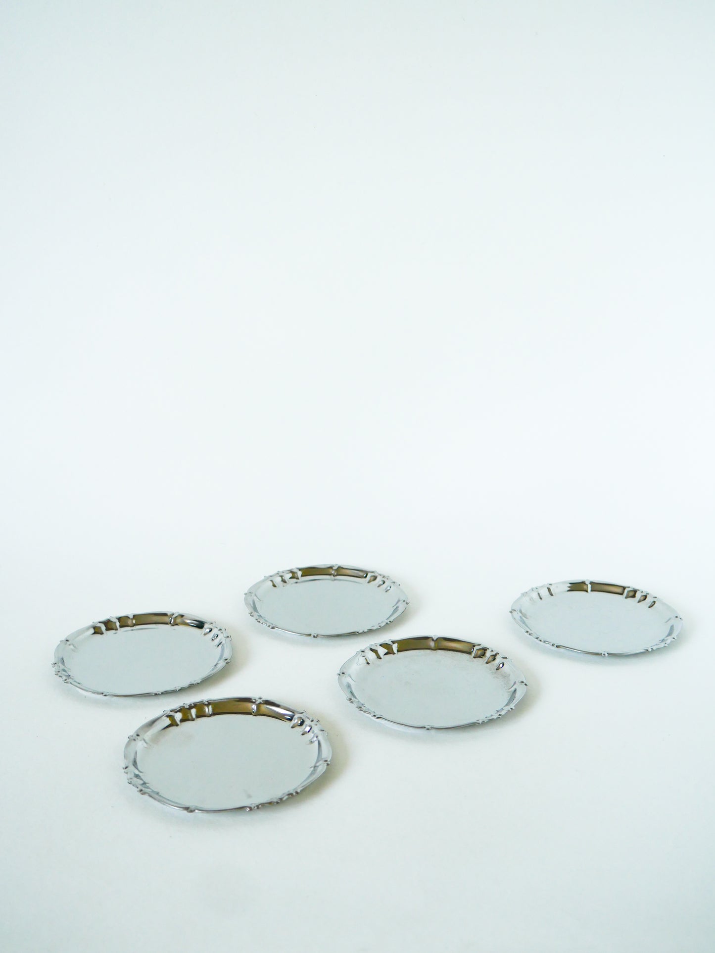 Lot de 5 dessous de verres dentelés en inox, 1970
