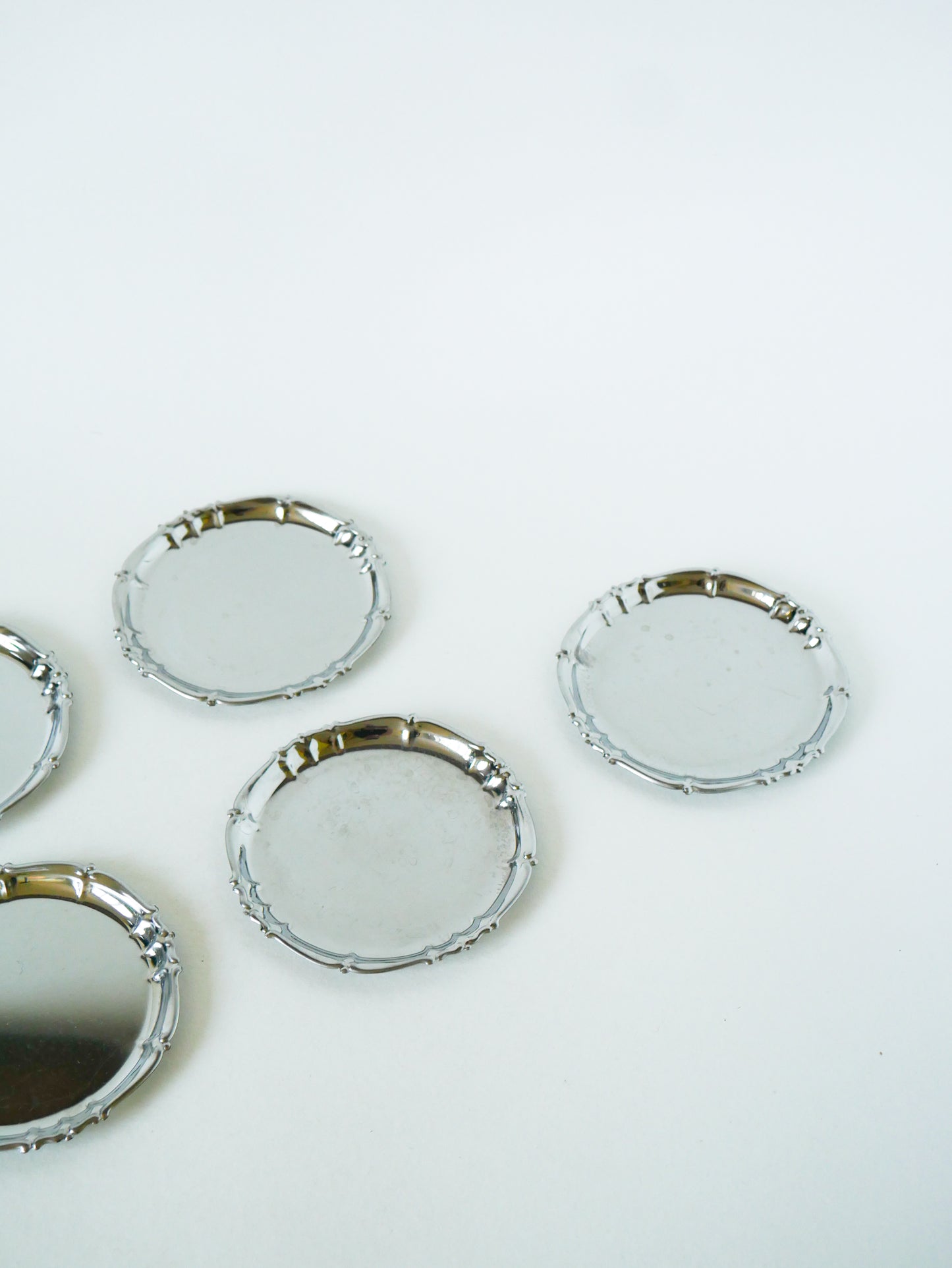 Lot de 5 dessous de verres dentelés en inox, 1970