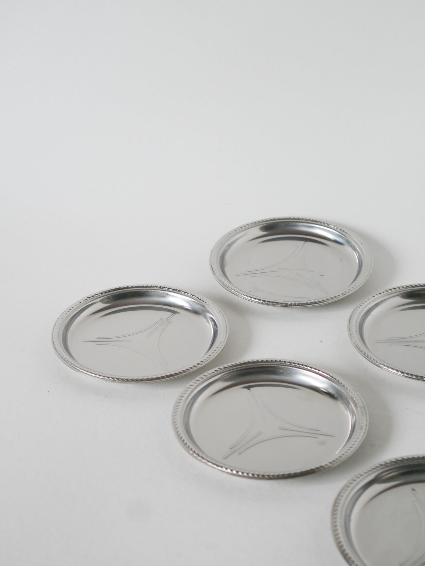 Lot de 6 dessous de verres en inox, à motifs, Design, 1970 - 10 cm