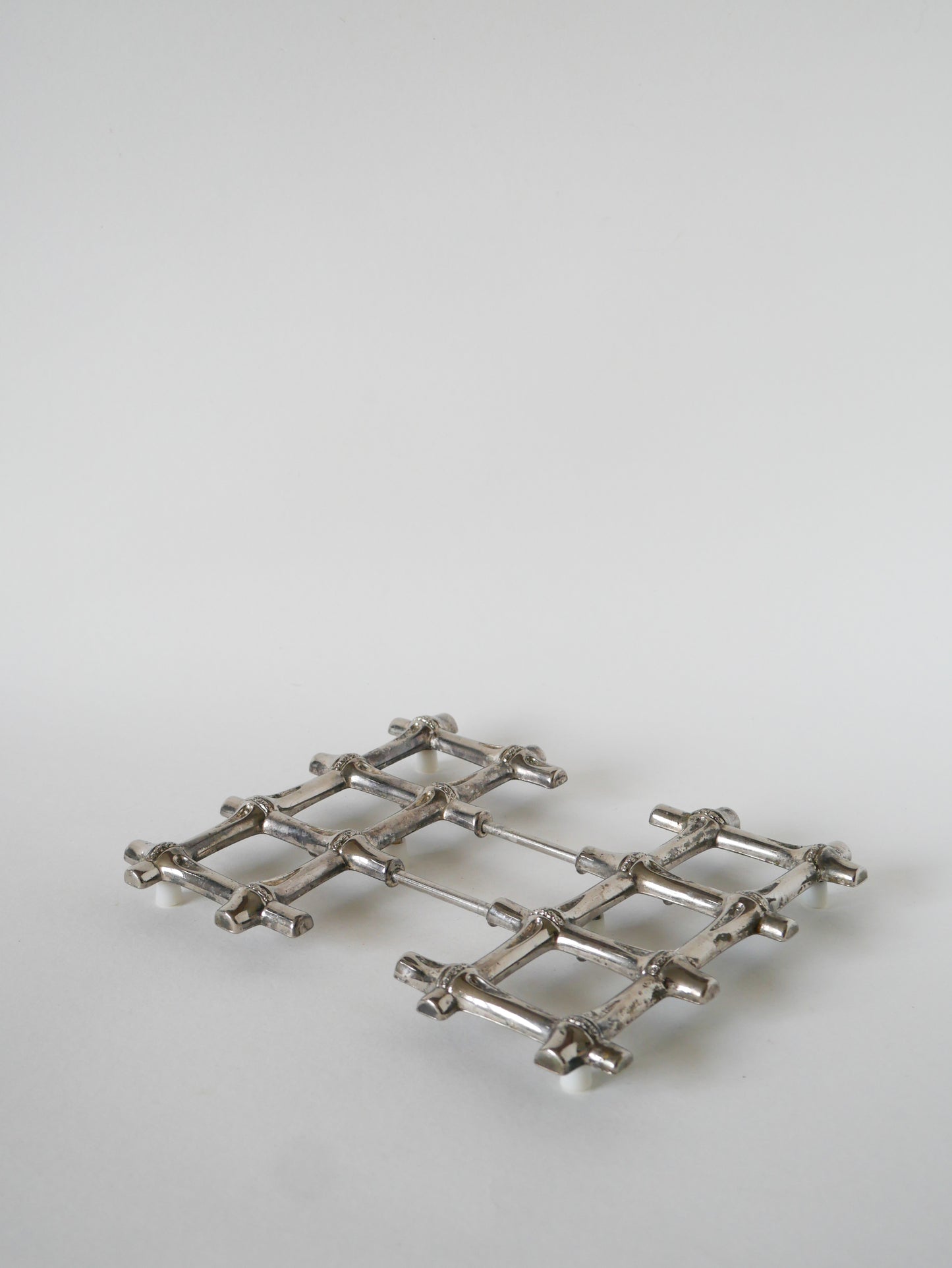 Dessous de plat effet bambou, en métal argenté, 1970