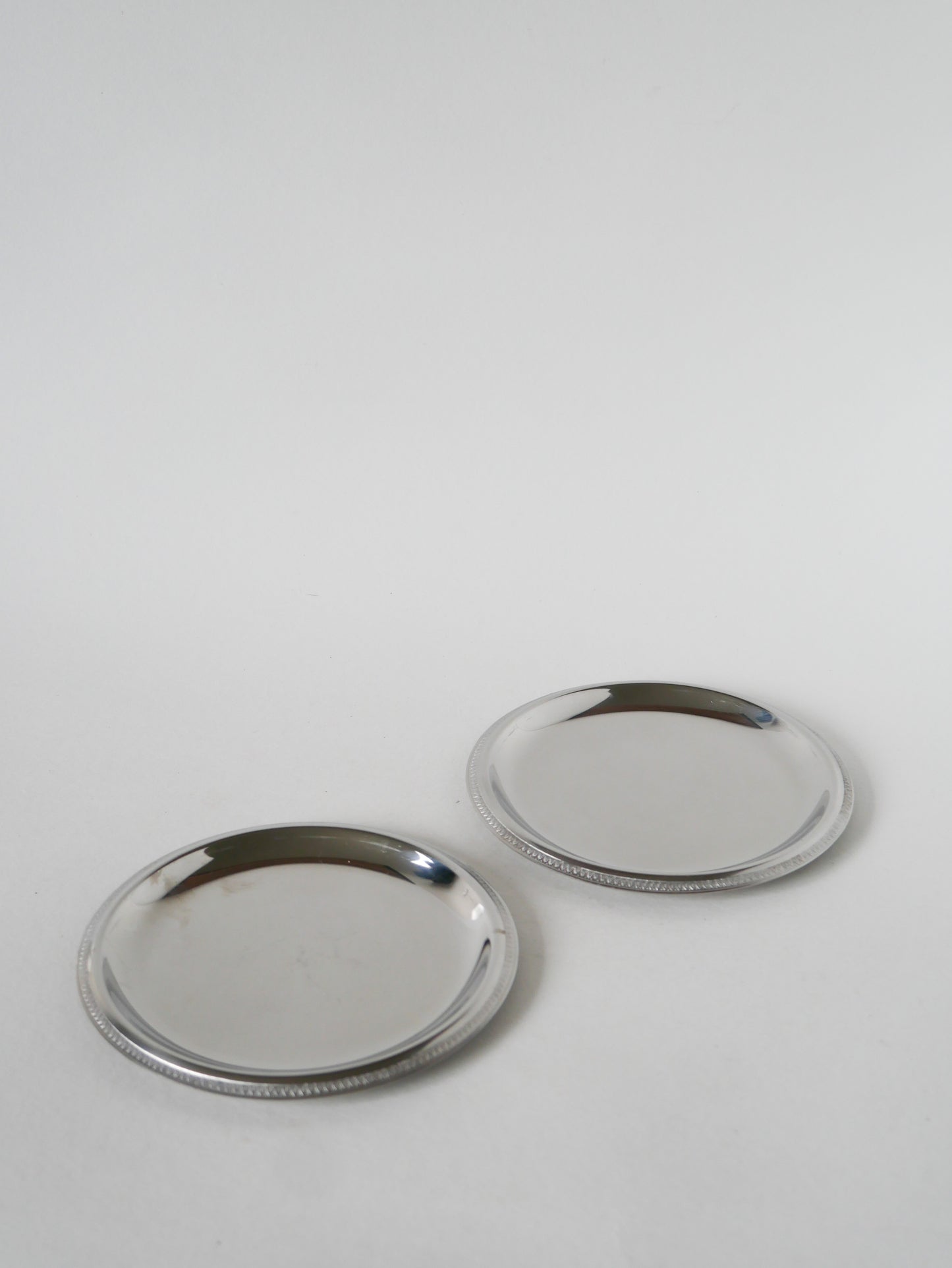 Paire de dessous de bouteilles en inox, 1970 - 14 cm