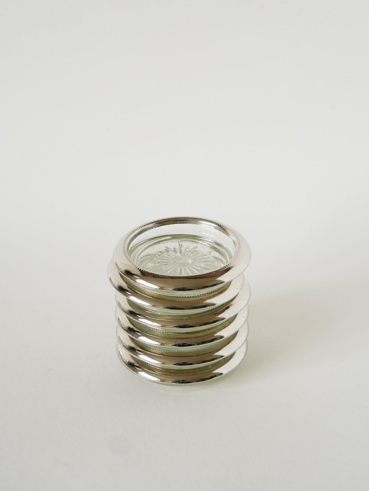 Paire de dessous de verres, en verre & métal argenté, 1950