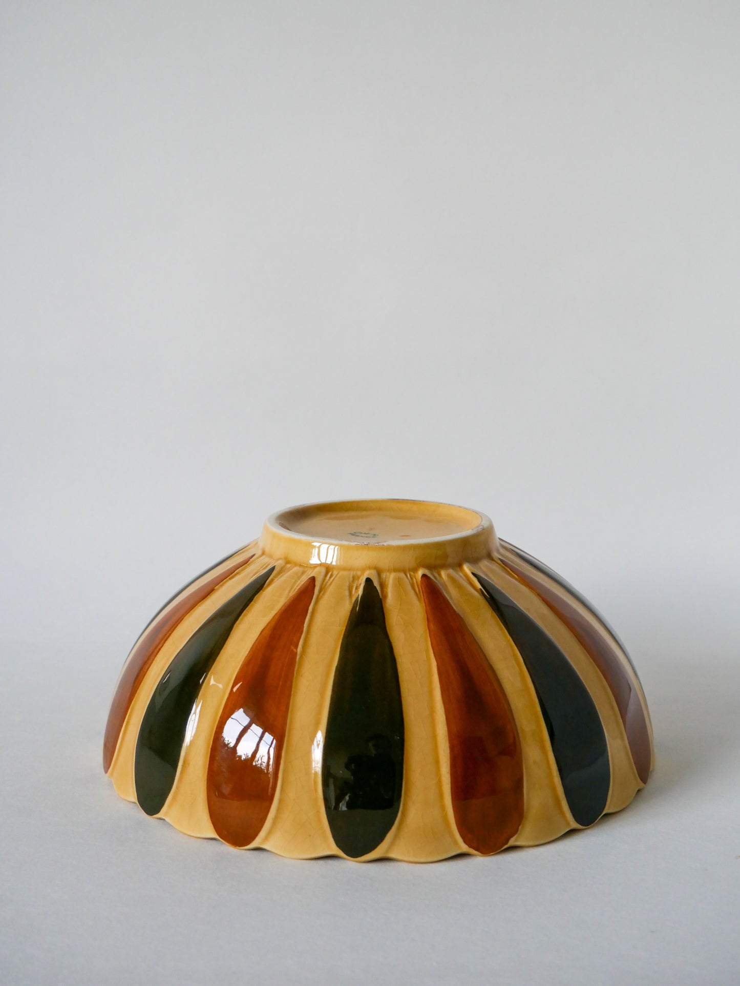 Saladier en céramique Gien pétales beige, noir et marron 1960