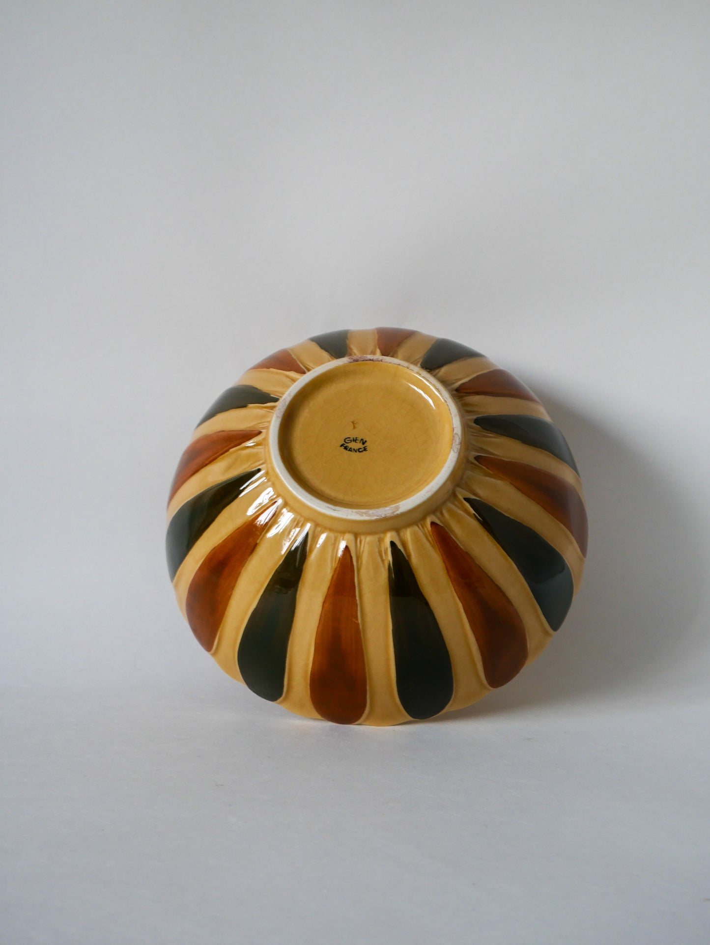 Saladier en céramique Gien pétales beige, noir et marron 1960
