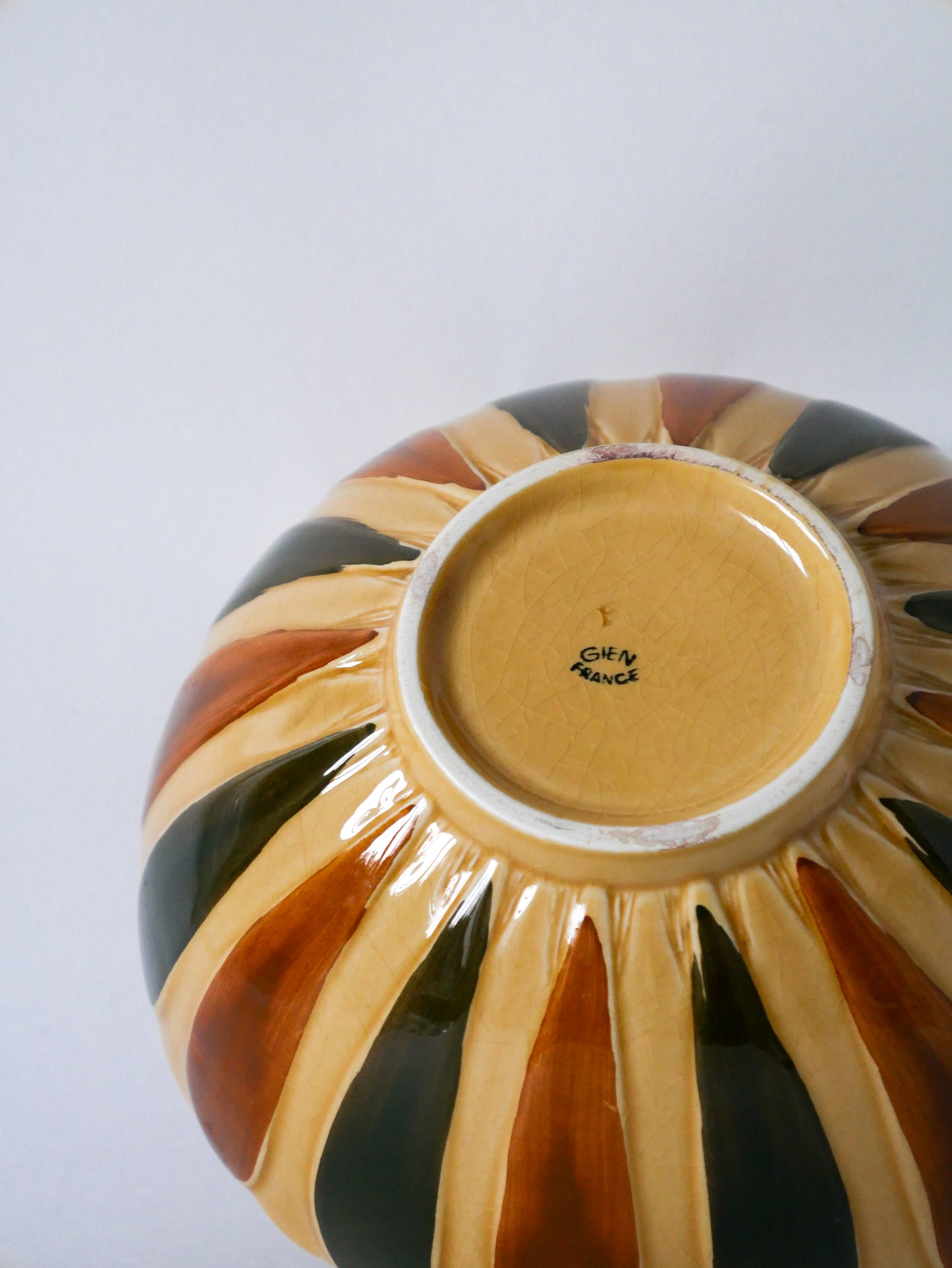 Saladier en céramique Gien pétales beige, noir et marron 1960