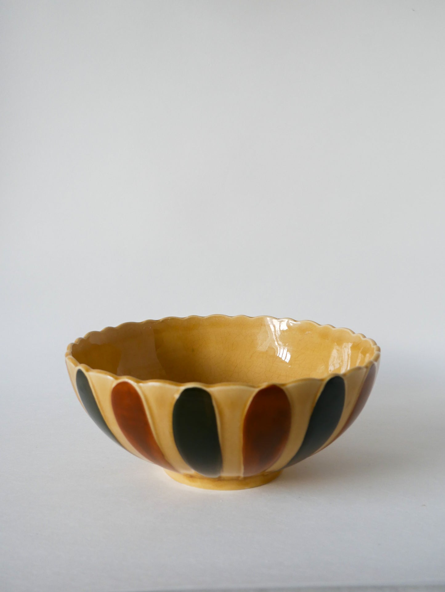 Saladier en céramique Gien pétales beige, noir et marron 1960