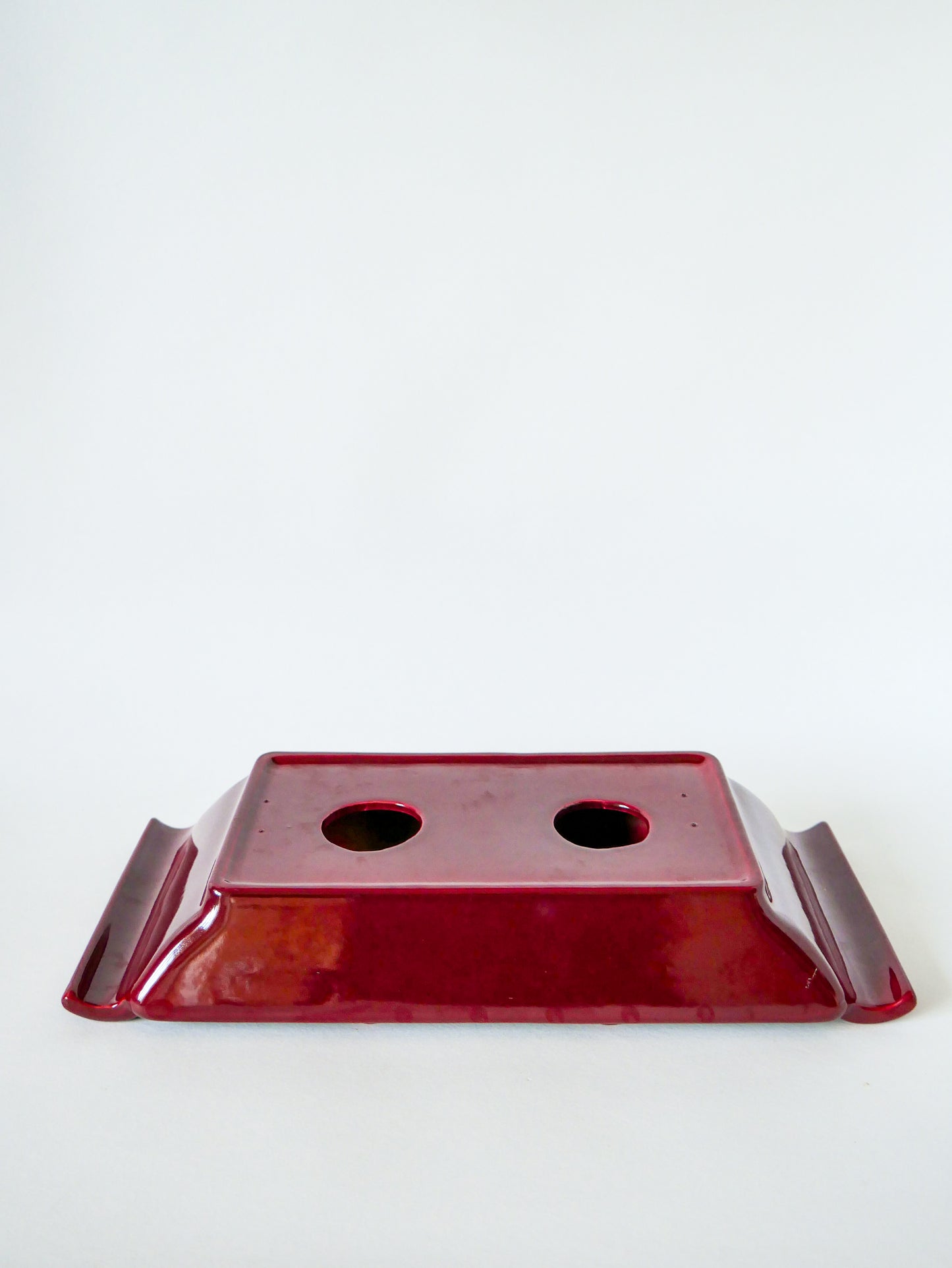Plat à compartiments en céramique barbotine bordeaux, 1960