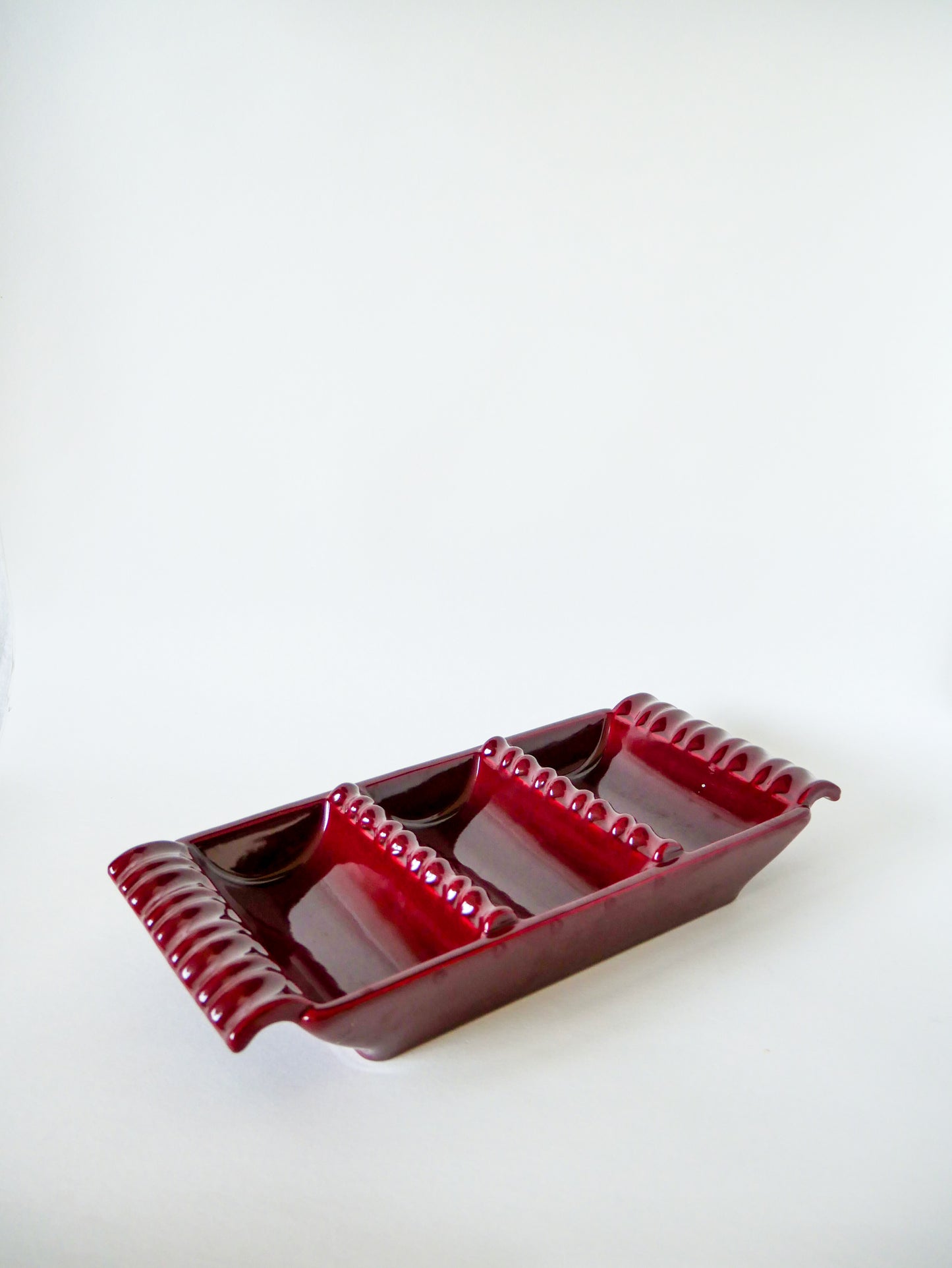 Plat à compartiments en céramique barbotine bordeaux, 1960