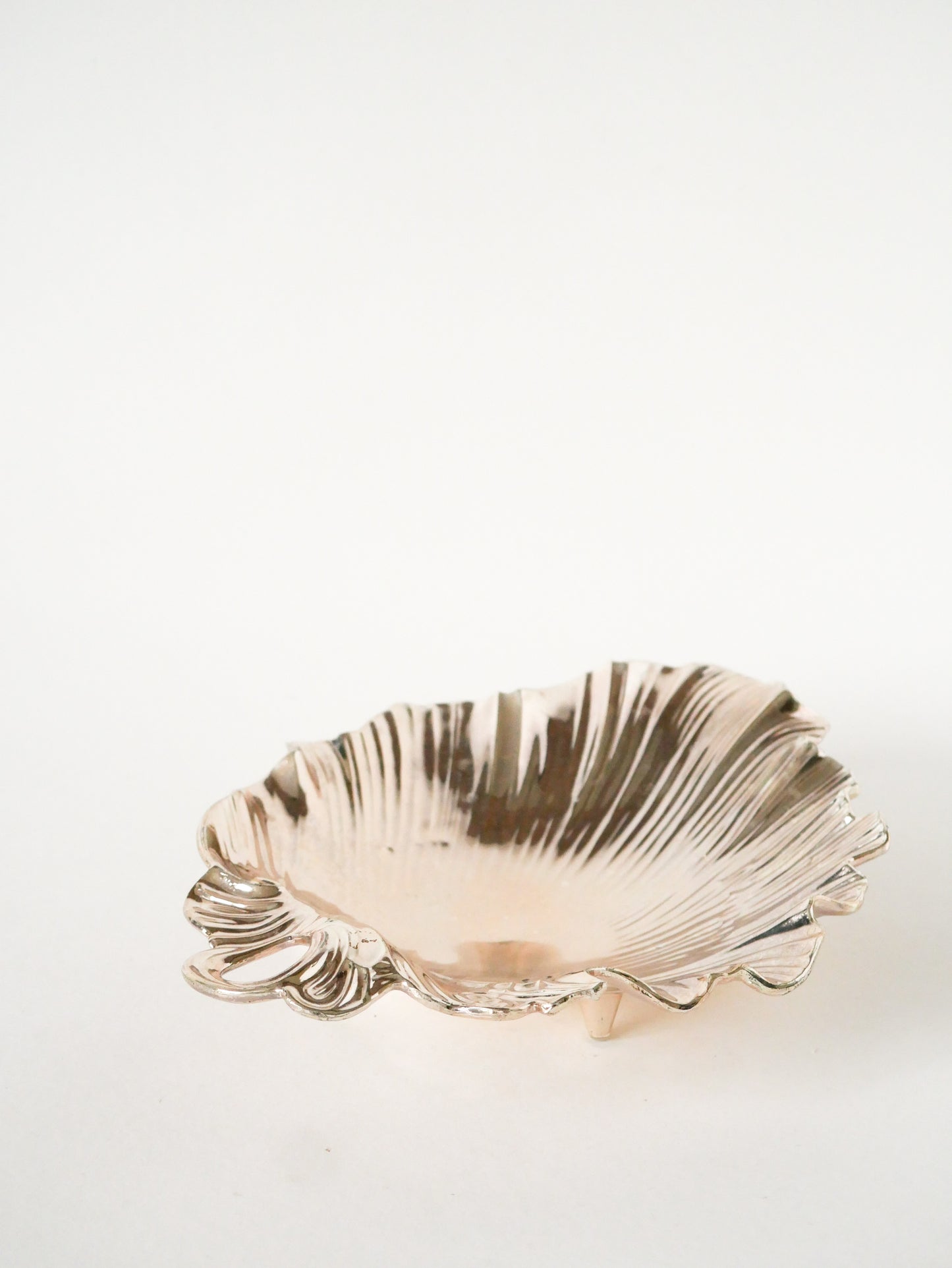 Coupe en métal en forme de coquillage, 1970