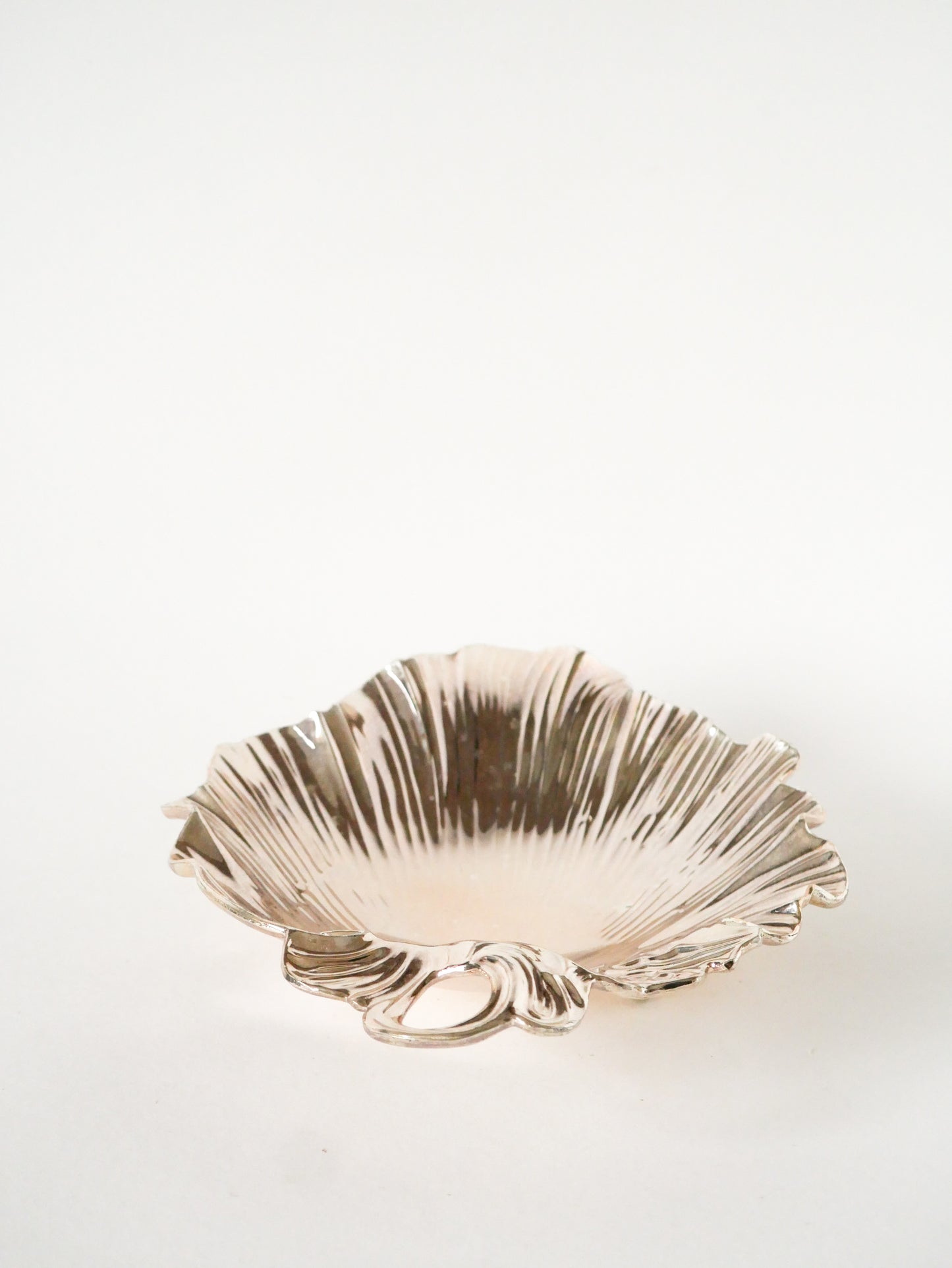 Coupe en métal en forme de coquillage, 1970