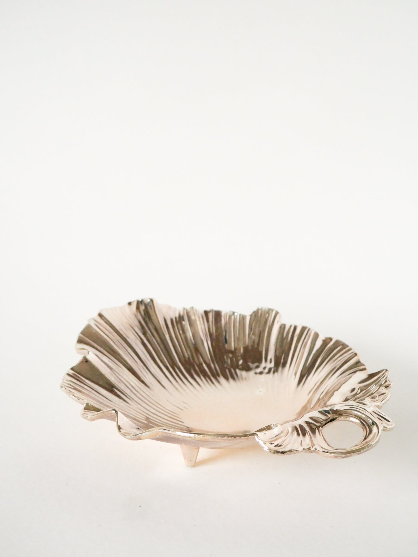 Coupe en métal en forme de coquillage, 1970