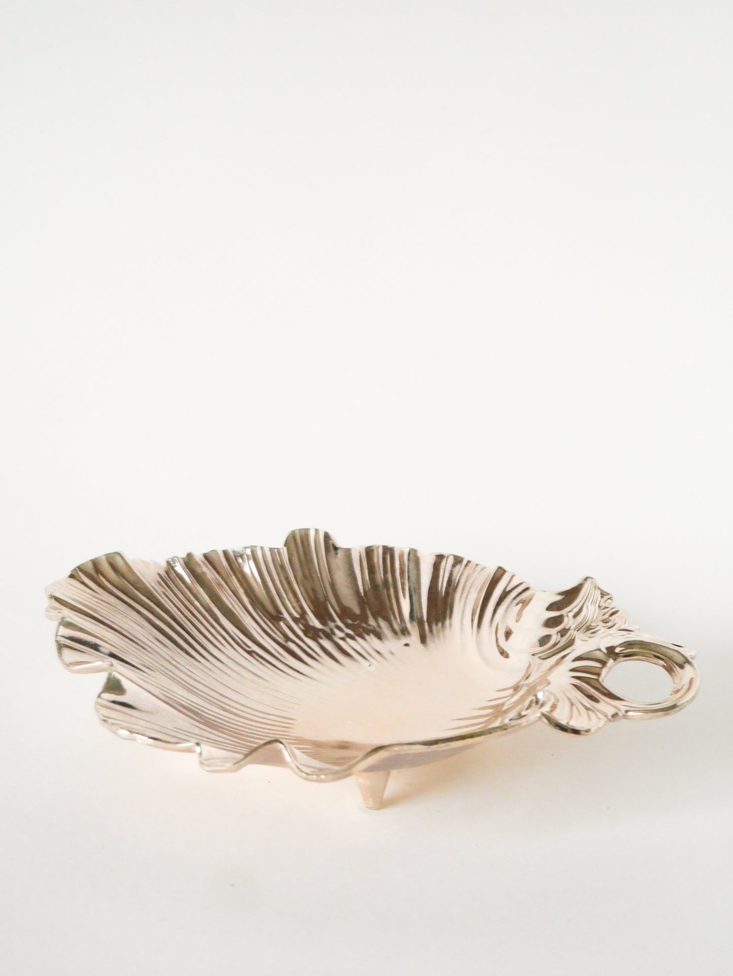 Coupe en métal en forme de coquillage, 1970