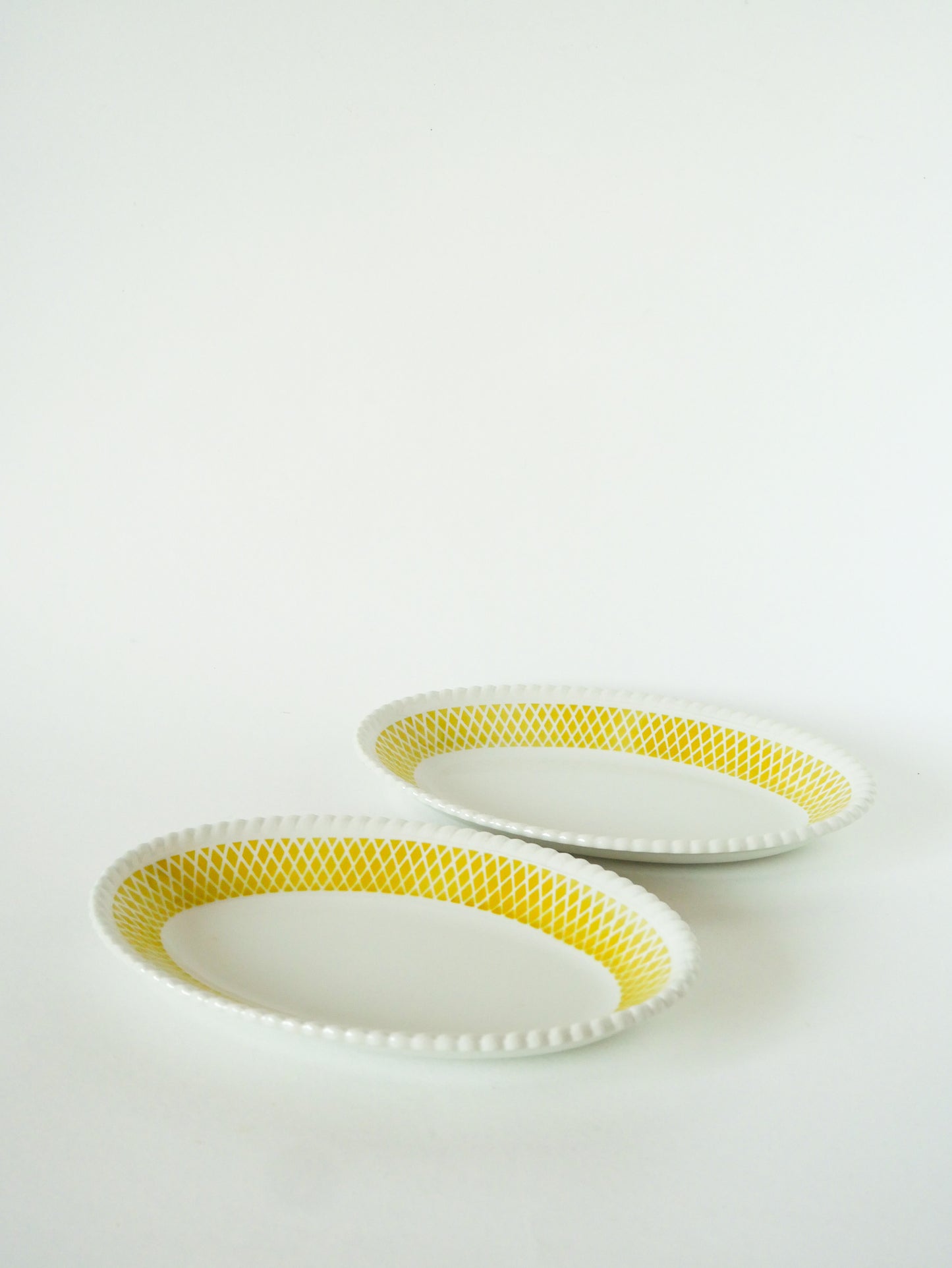 Paire de raviers Badonviller Jaunes, motifs Géométriques et rebord dentellé, 1960