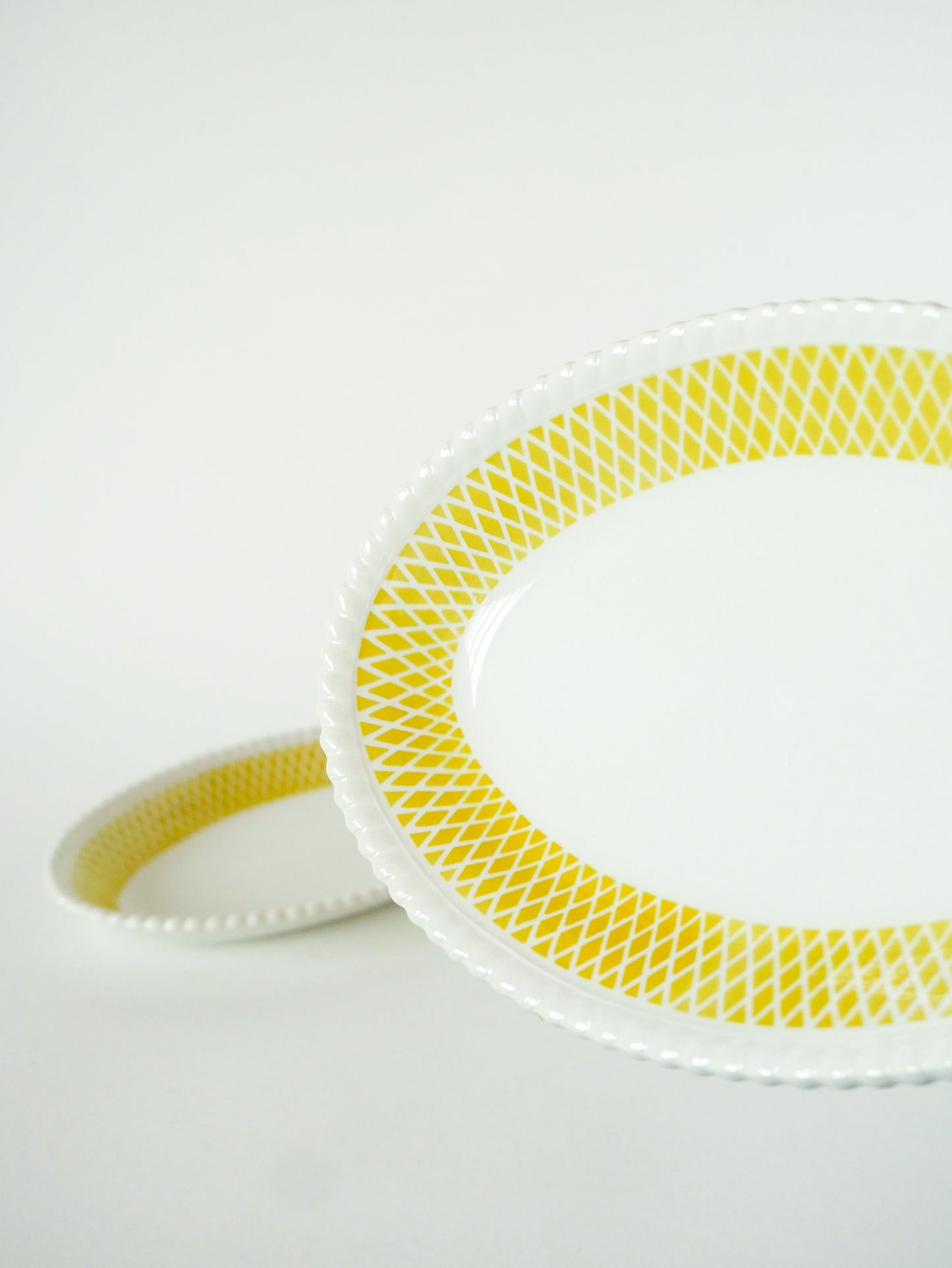 Paire de raviers Badonviller Jaunes, motifs Géométriques et rebord dentellé, 1960
