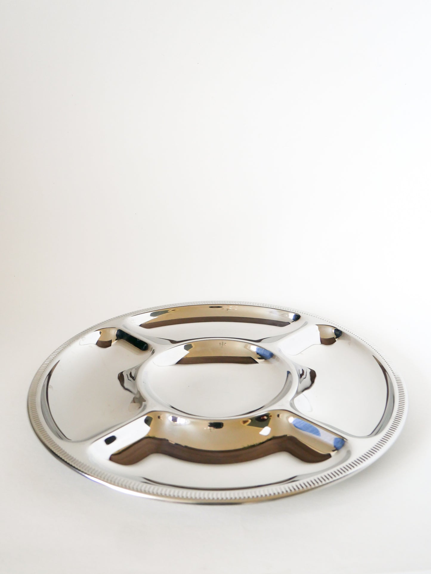 Grand plat rond à compartiments en inox, Brillant, Couzon, Design, 1970