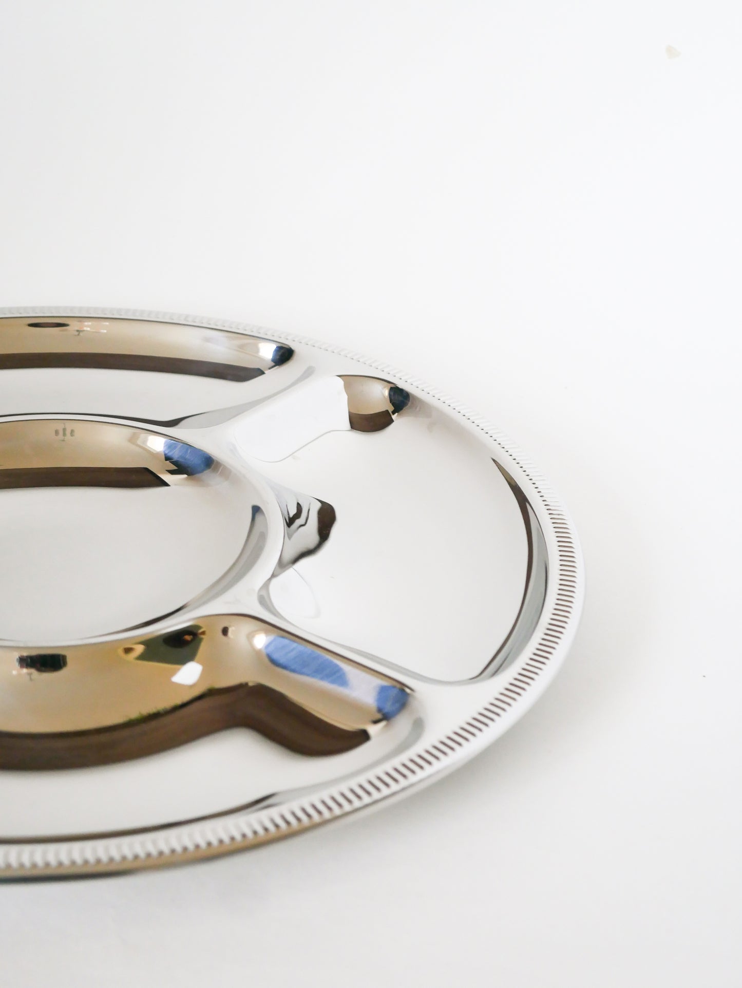 Grand plat rond à compartiments en inox, Brillant, Couzon, Design, 1970