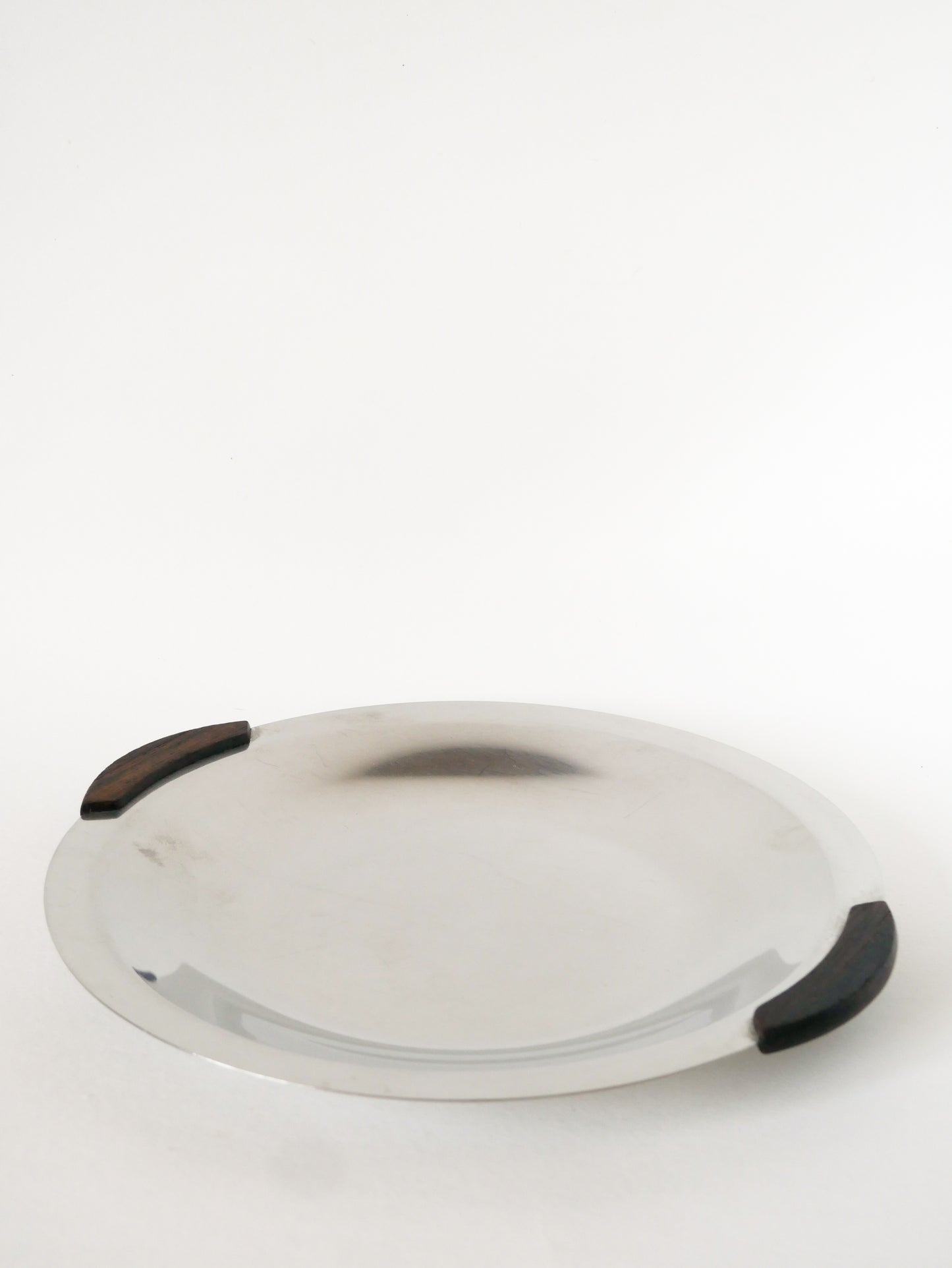 Plat rond en inox avec poignées en bois, Design, 1970 - 32 cm