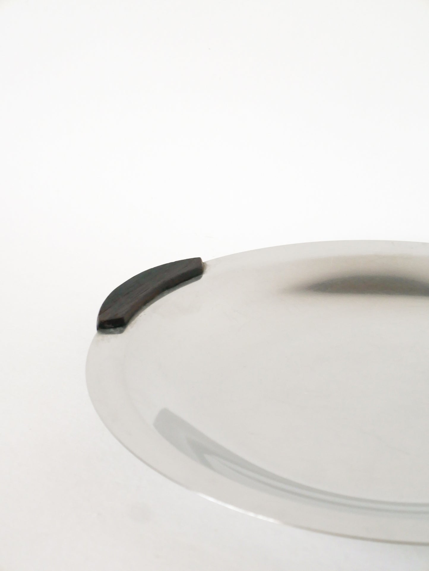 Plat rond en inox avec poignées en bois, Design, 1970 - 32 cm