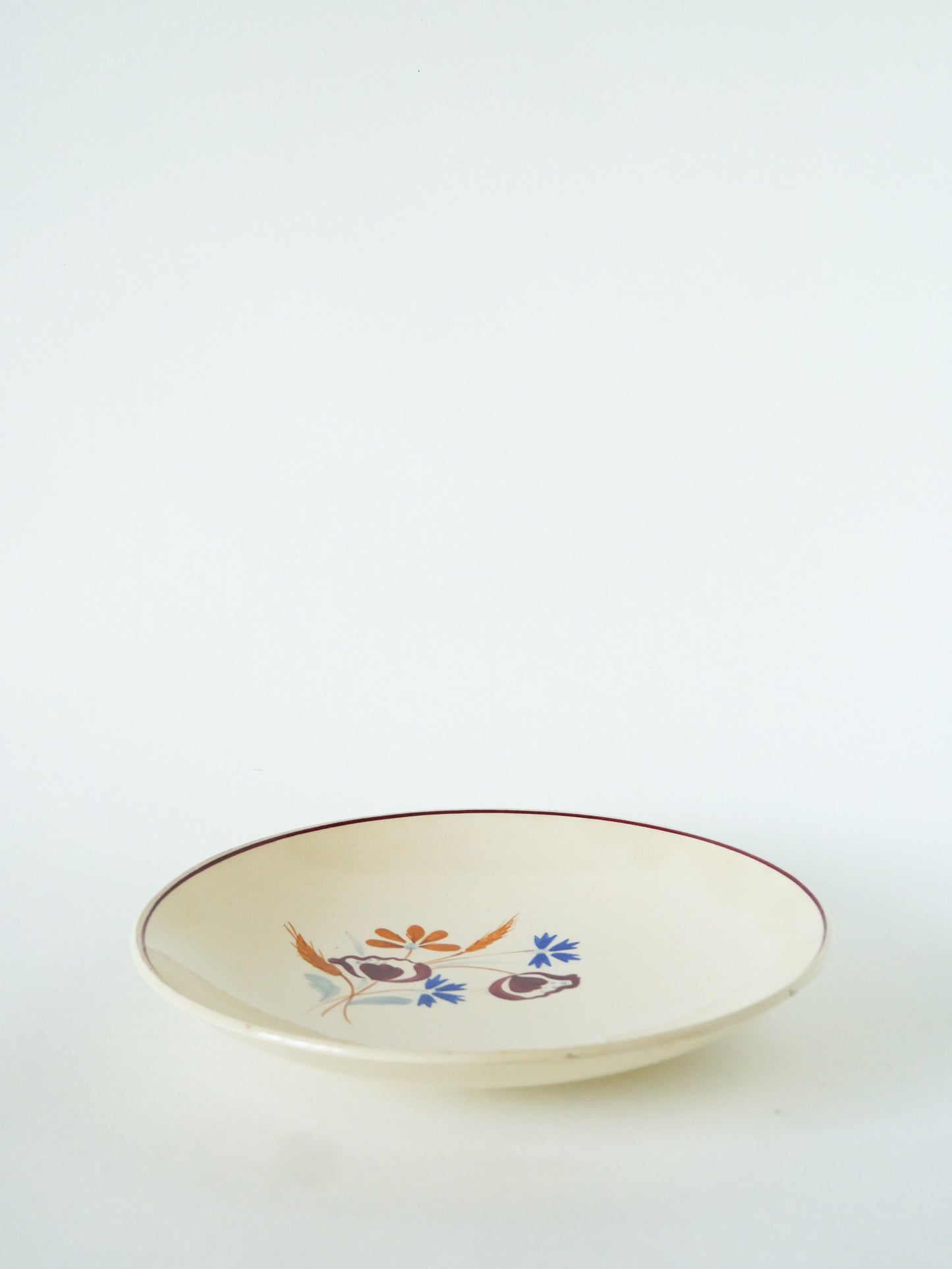 Petit plat rond creux Salins, motifs Fleurs peintes à la main, 1950